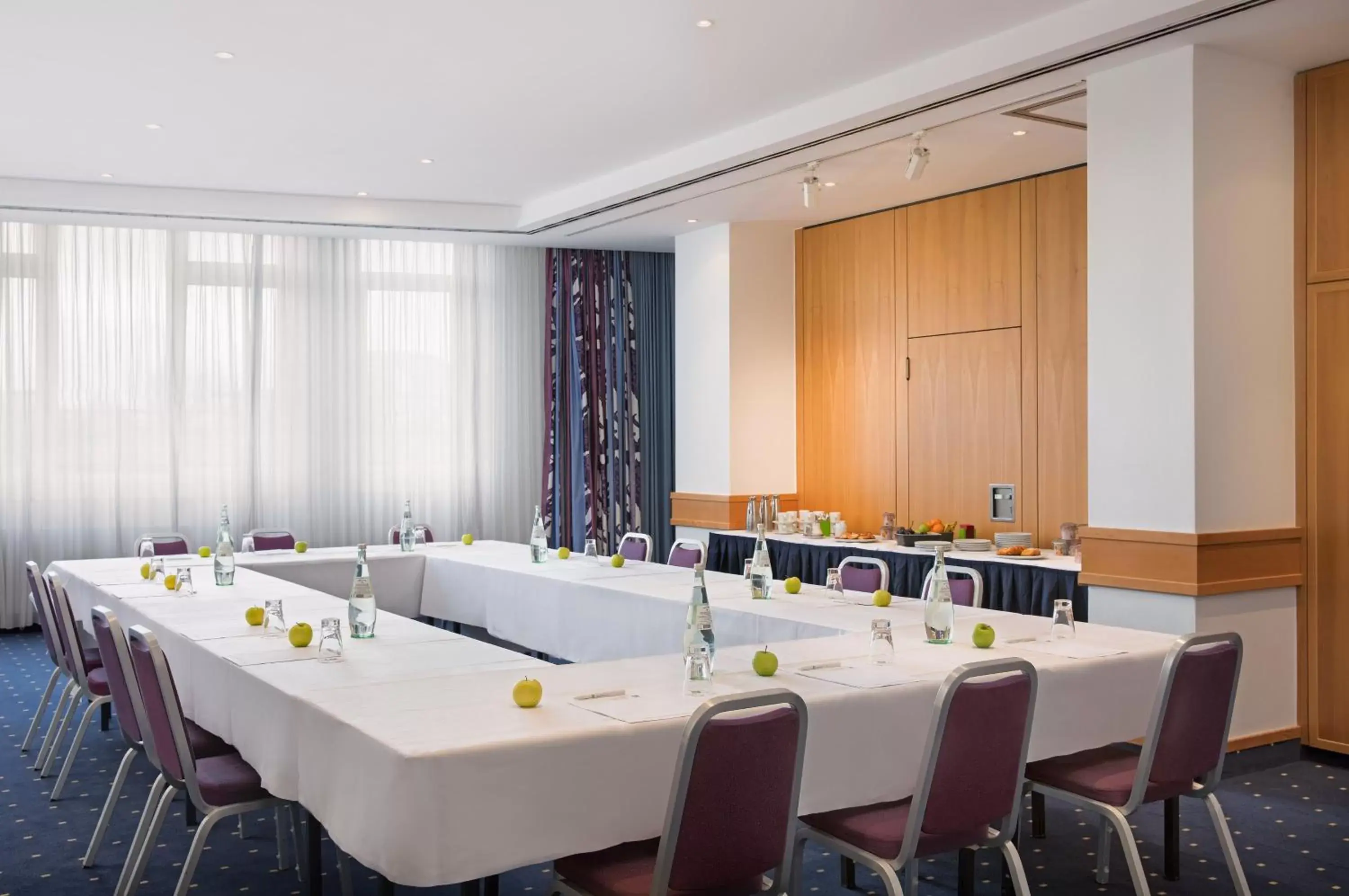 Meeting/conference room in Holiday Inn Hamburg, an IHG Hotel