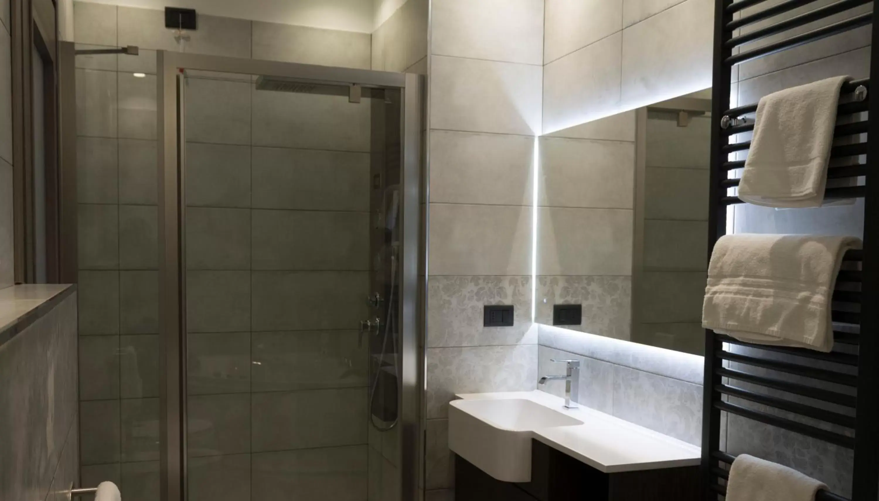 Shower, Bathroom in Hotel Europa Varese