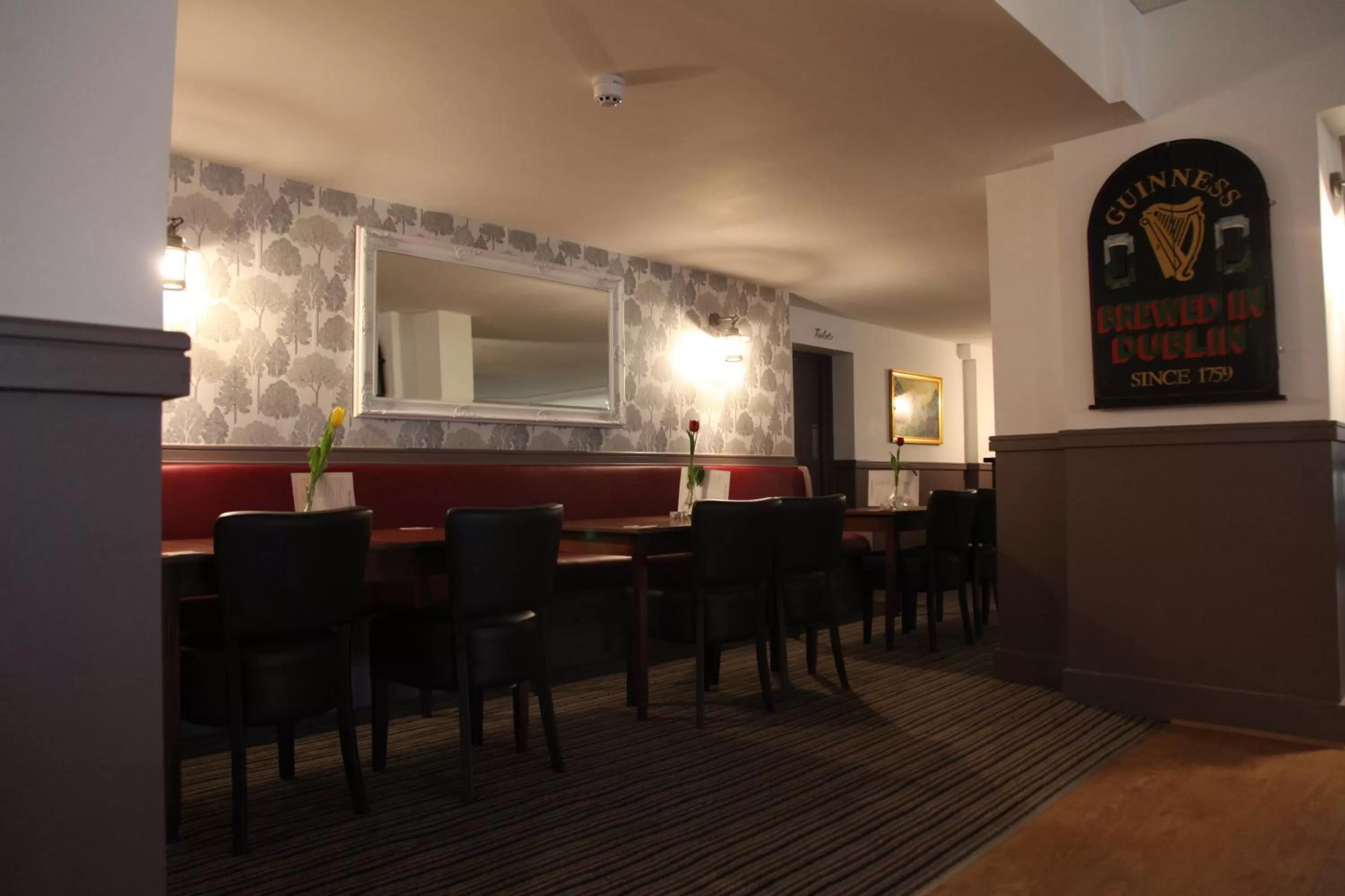 Restaurant/places to eat in Alcester Inn