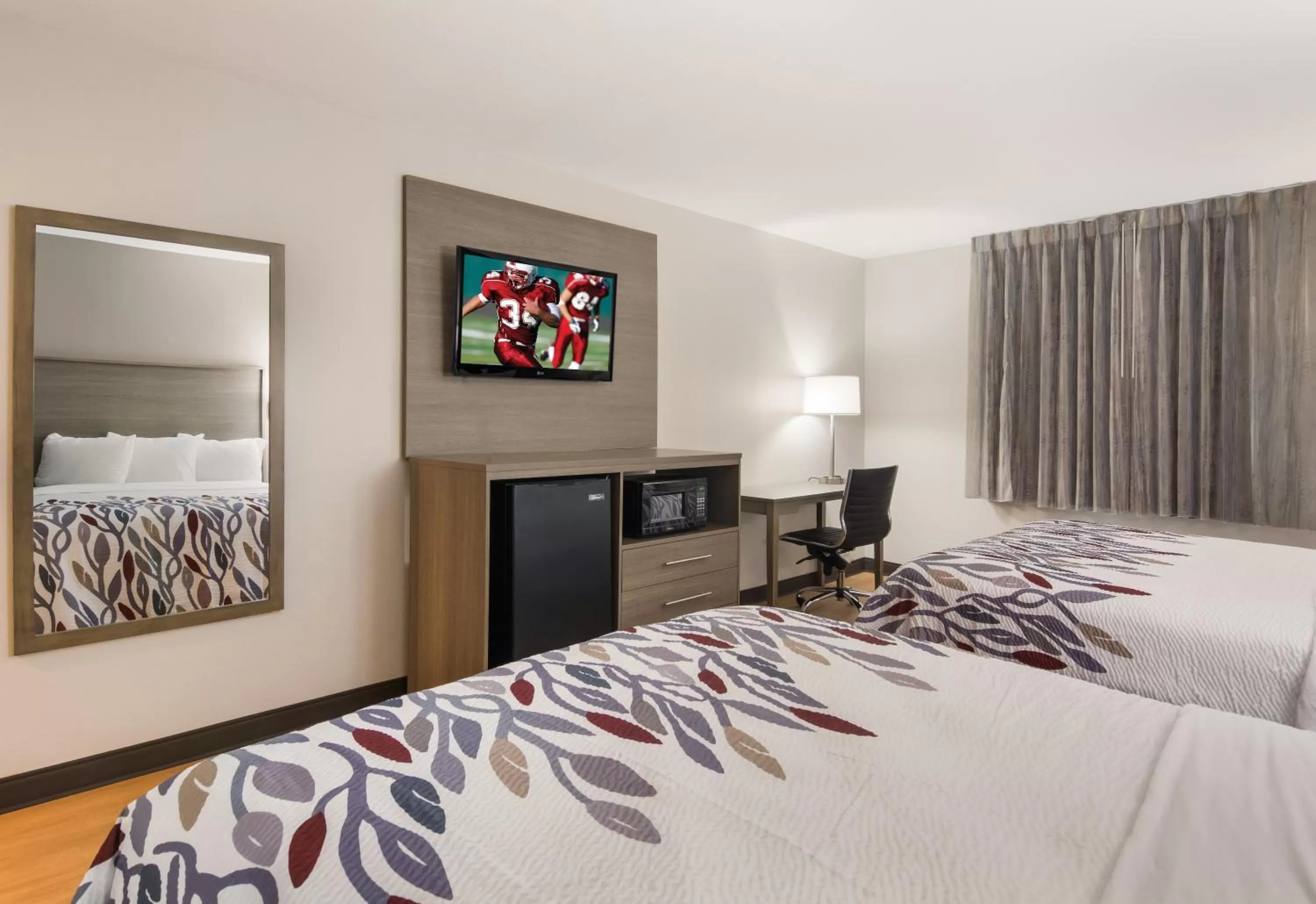 Photo of the whole room, Bed in Red Roof Inn Chester