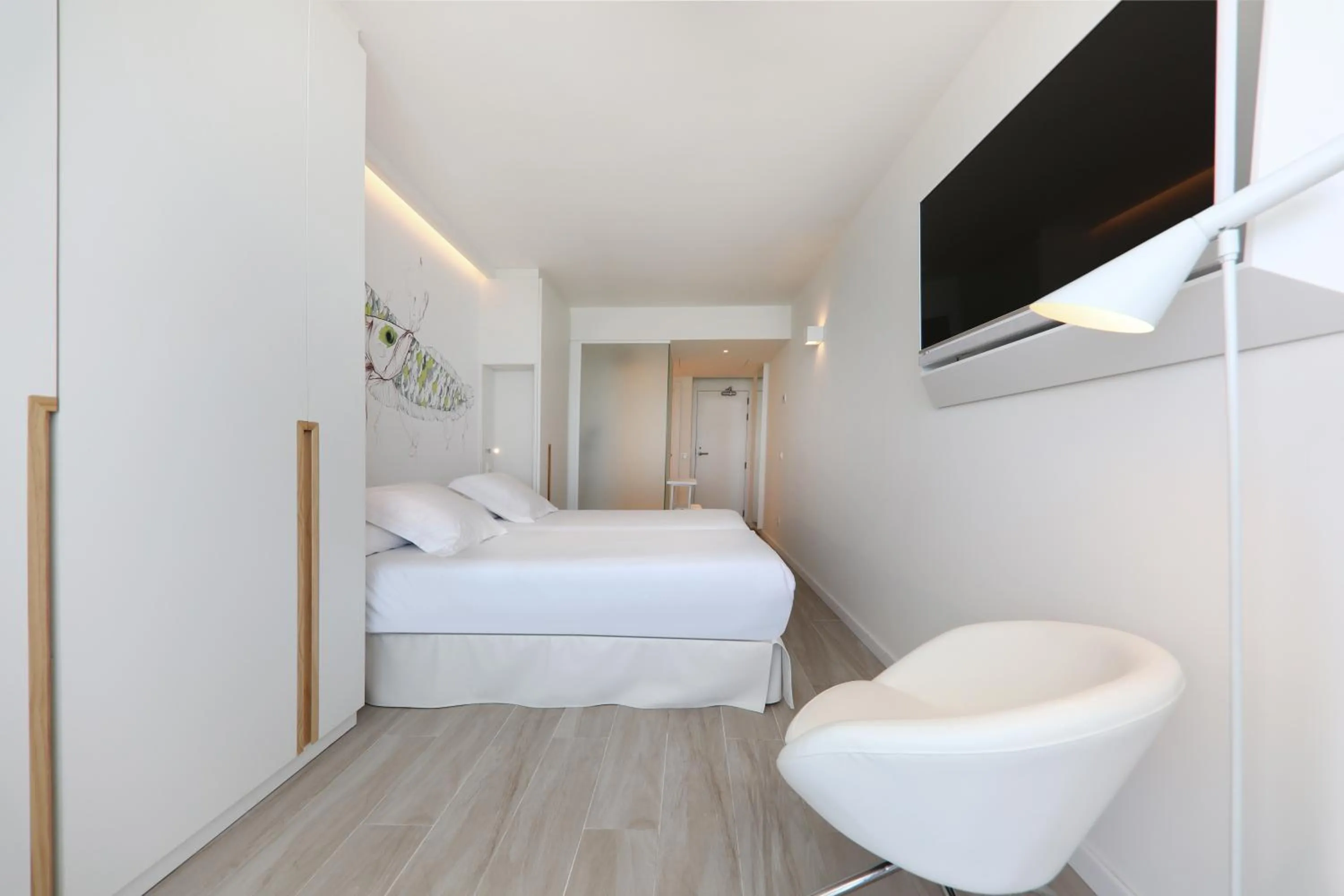 Photo of the whole room, Bed in Iberostar Waves Bahía de Palma - Adults Only