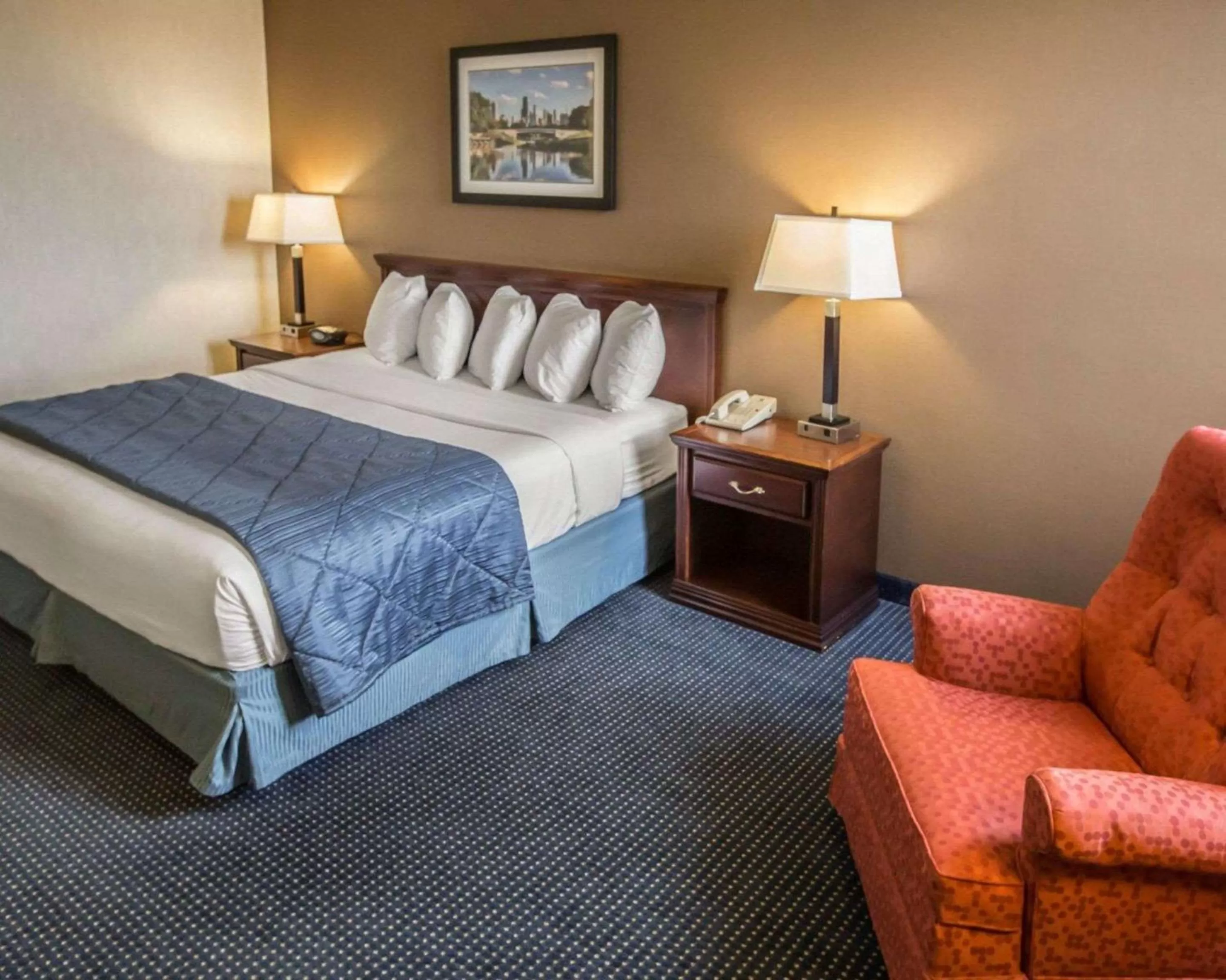 Photo of the whole room, Bed in Quality Inn Schaumburg - Chicago near the Mall