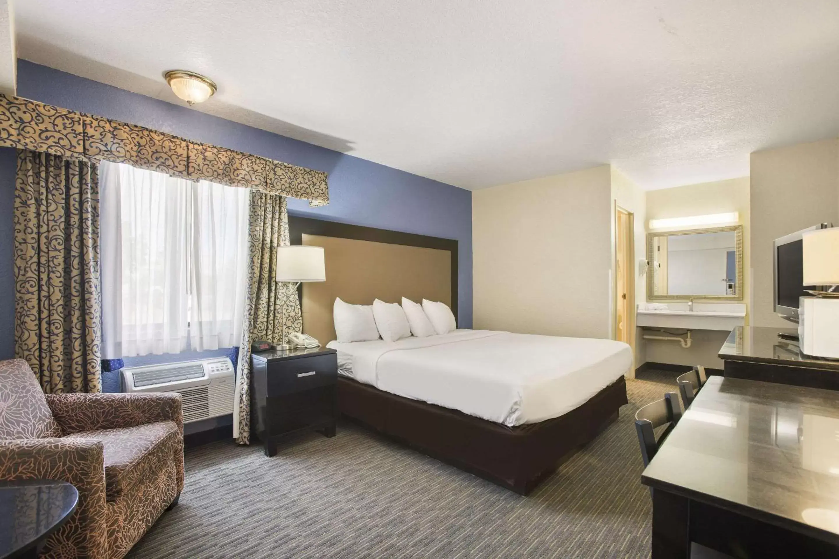 Bedroom, Bed in Rodeway Inn & Suites Mackinaw City Bridgeview