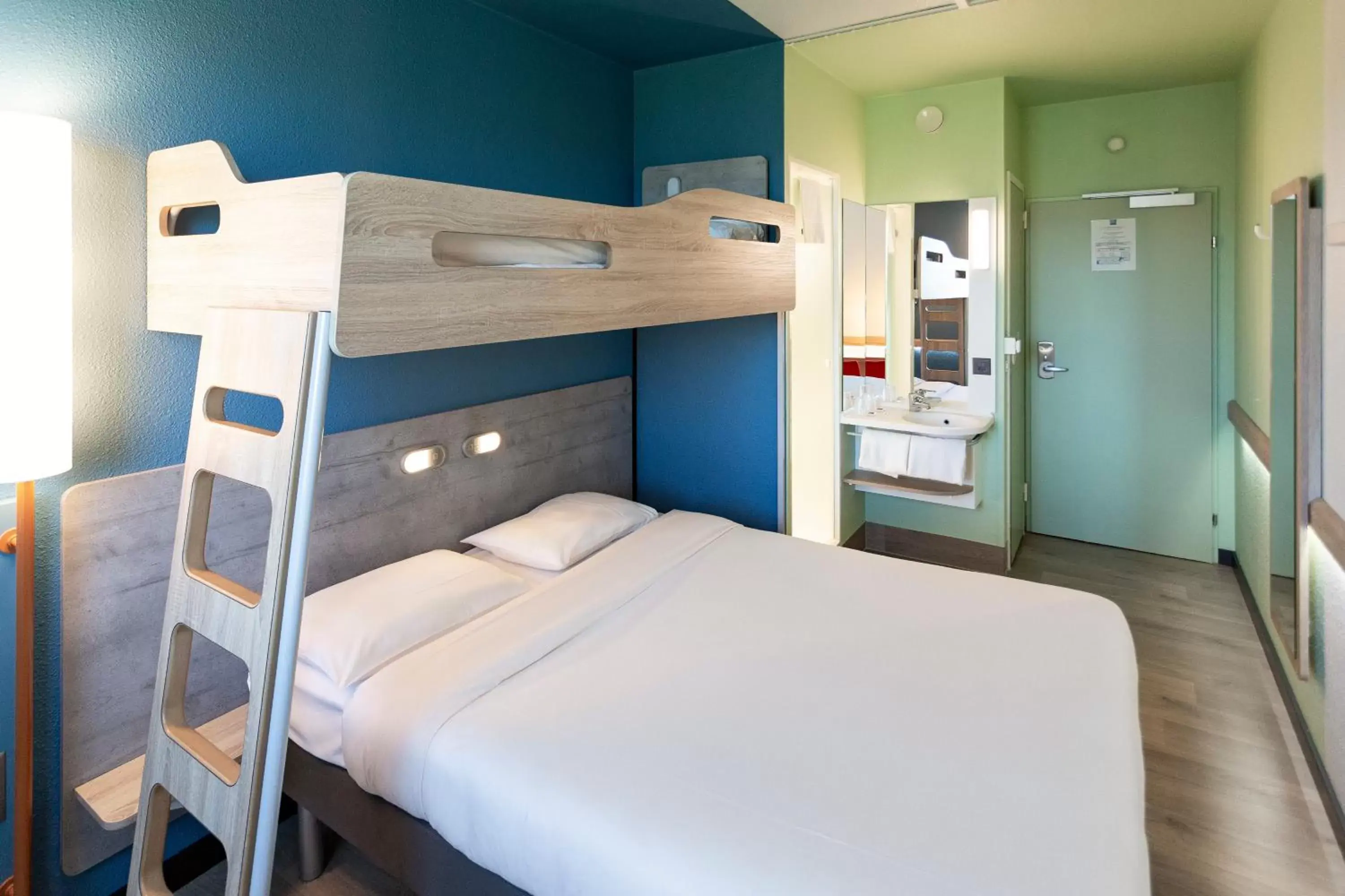 Bedroom, Bunk Bed in ibis budget Genève Aéroport