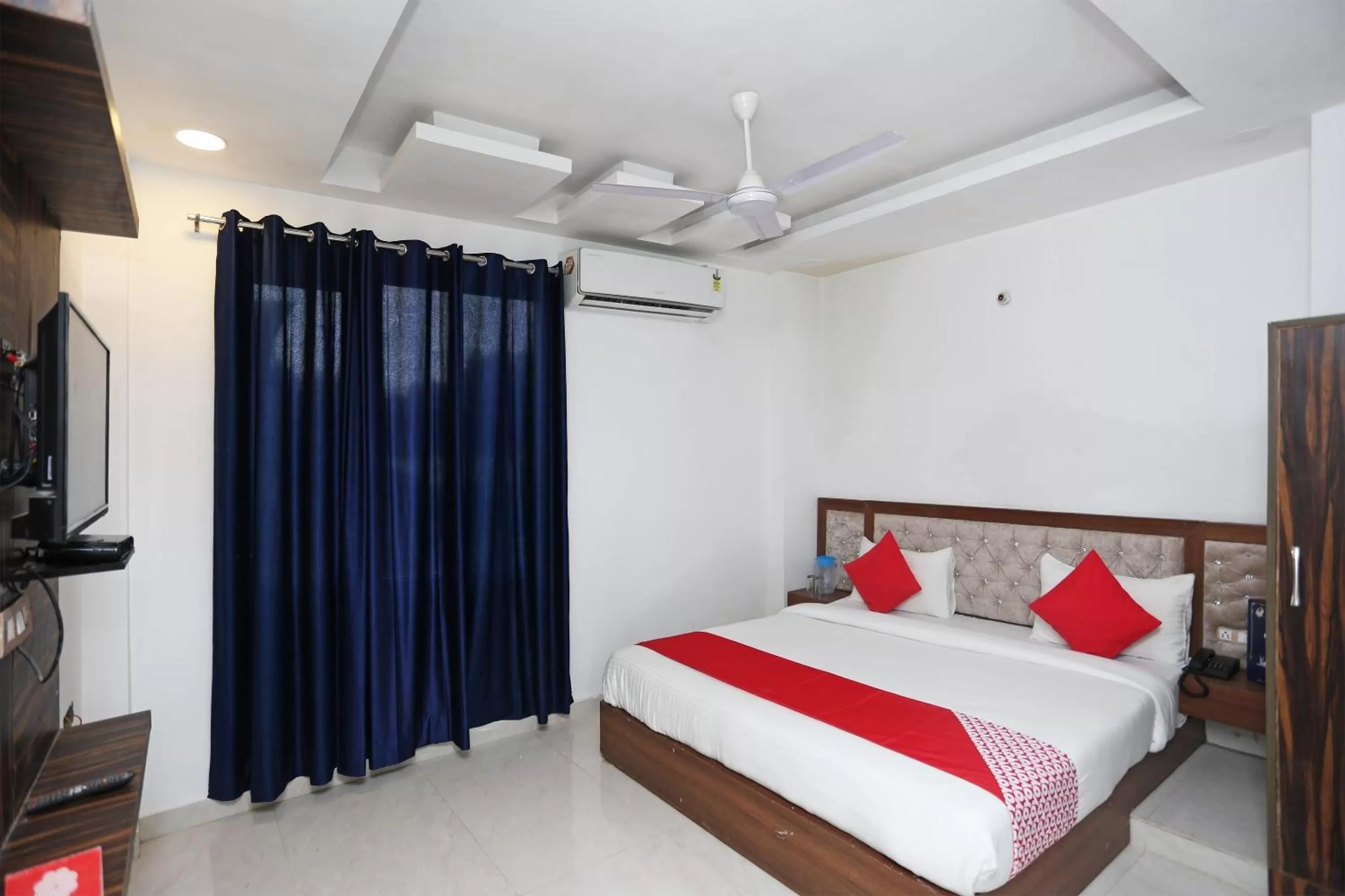 Bedroom, Bed in Super OYO Capital O Hotel Rosewood Inn