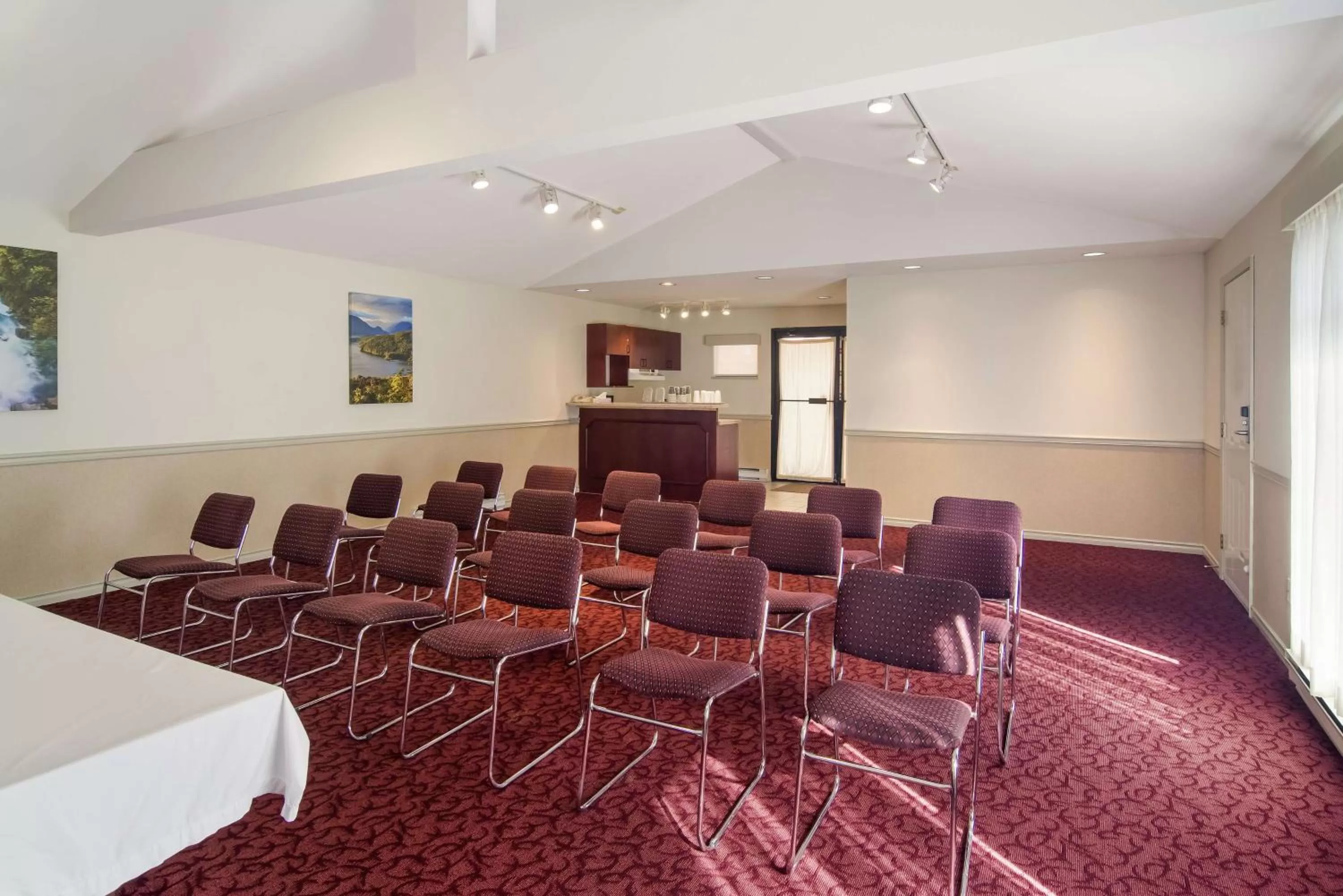 Meeting/conference room in SureStay Hotel by Best Western North Vancouver Capilano