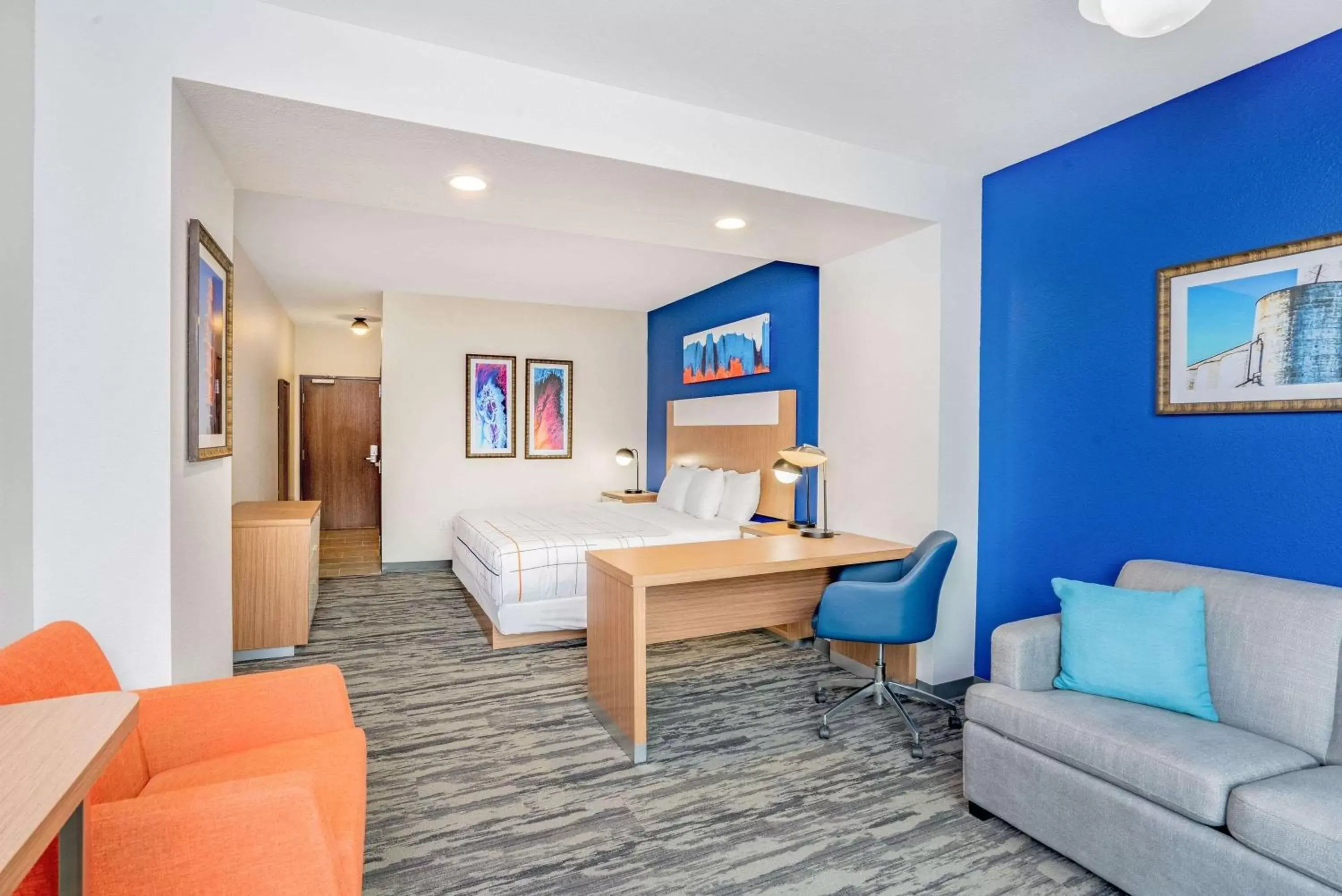 Bedroom, Seating Area in La Quinta Inn & Suites Katy-Mills by Wyndham Katy