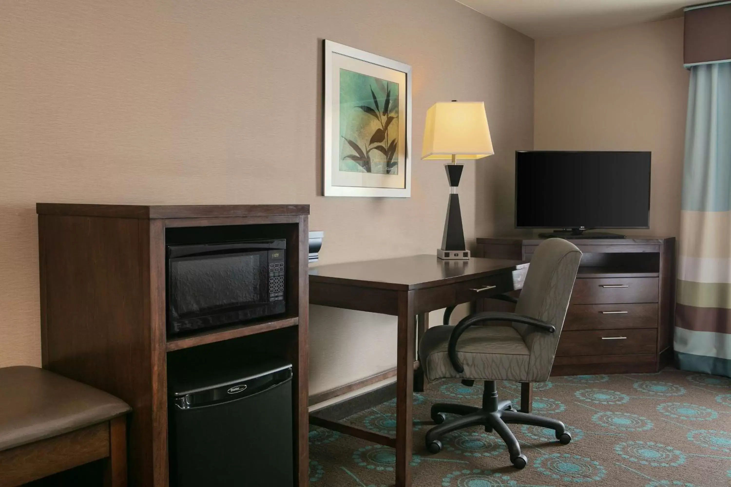 Bedroom, TV/Entertainment Center in Hampton Inn and Suites - Lincoln Northeast