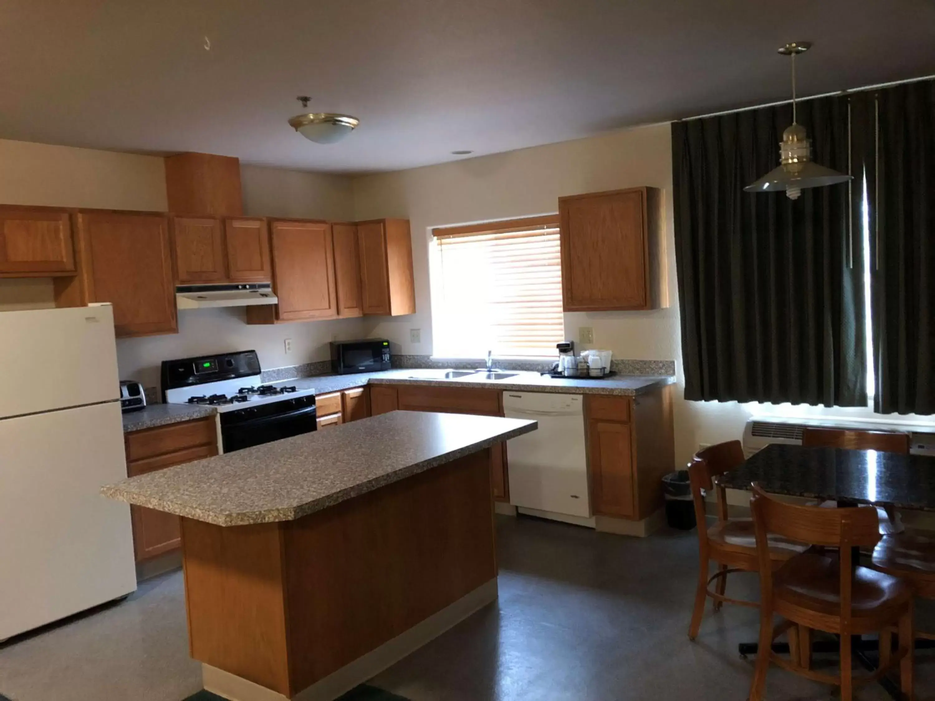 Photo of the whole room, Kitchen/Kitchenette in Best Western Dallas Inn & Suites