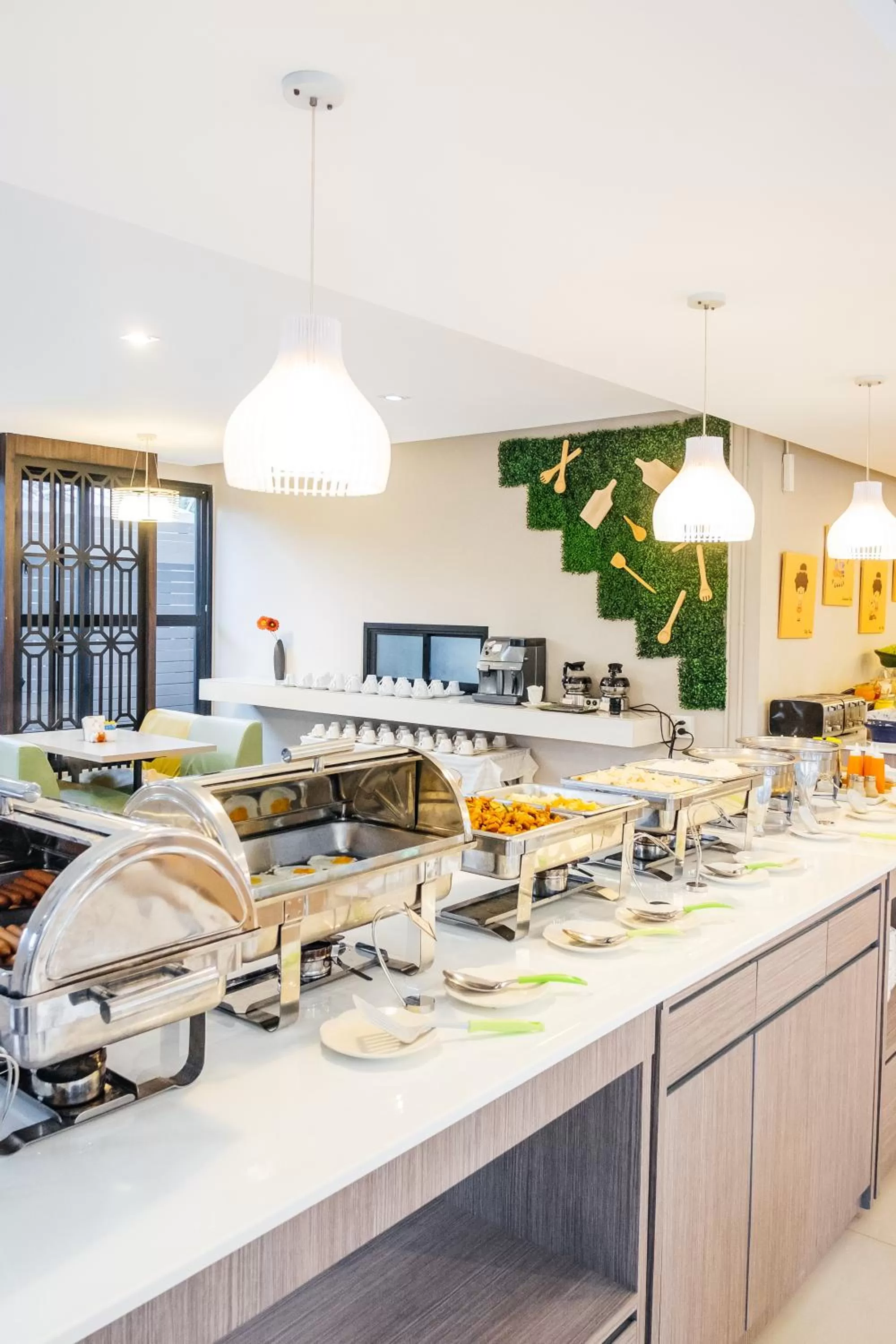 Restaurant/places to eat in De Hug Hotel & Residence