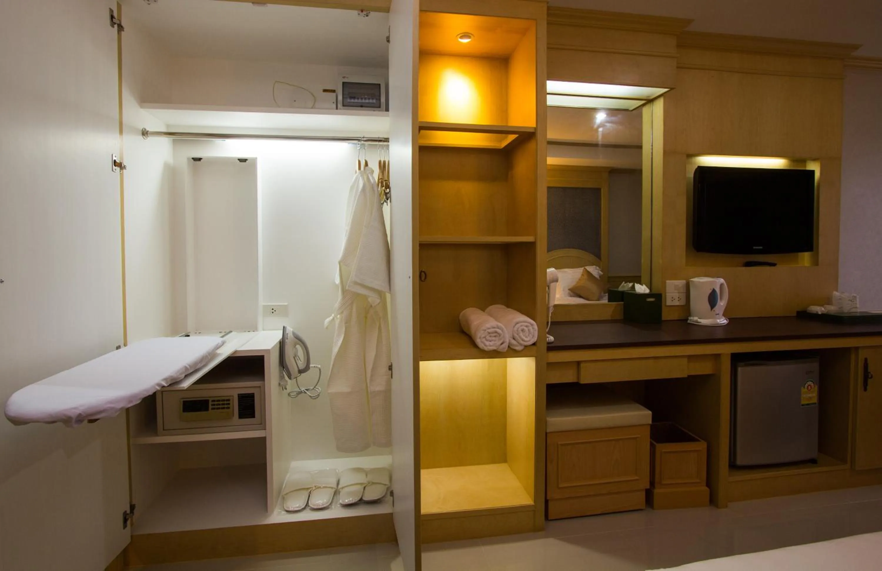 Communal lounge/ TV room, Bed in The Lion King Hotel Udonthani