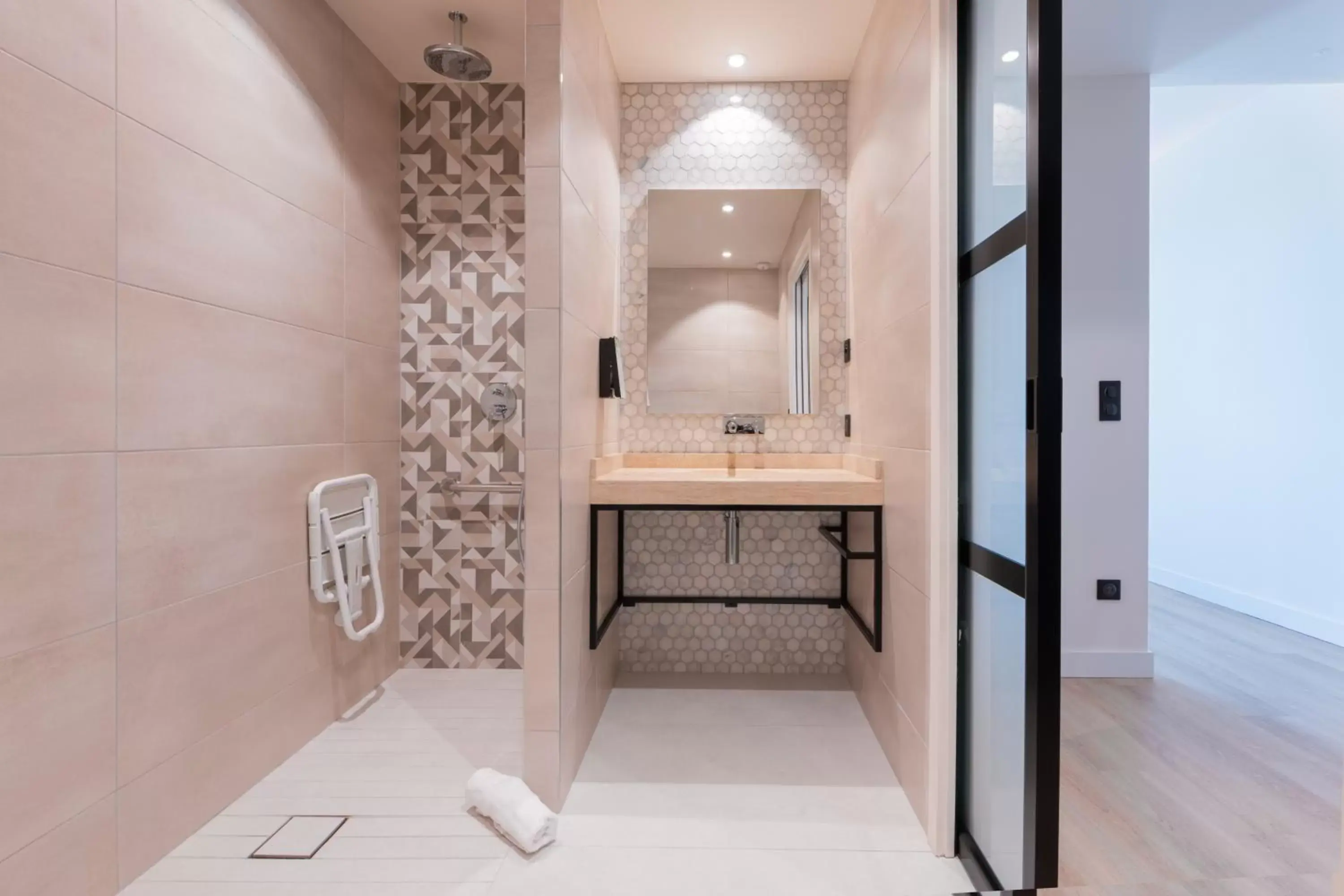 Bathroom in Campanile Smart Lyon Est - Eurexpo Bron Aviation