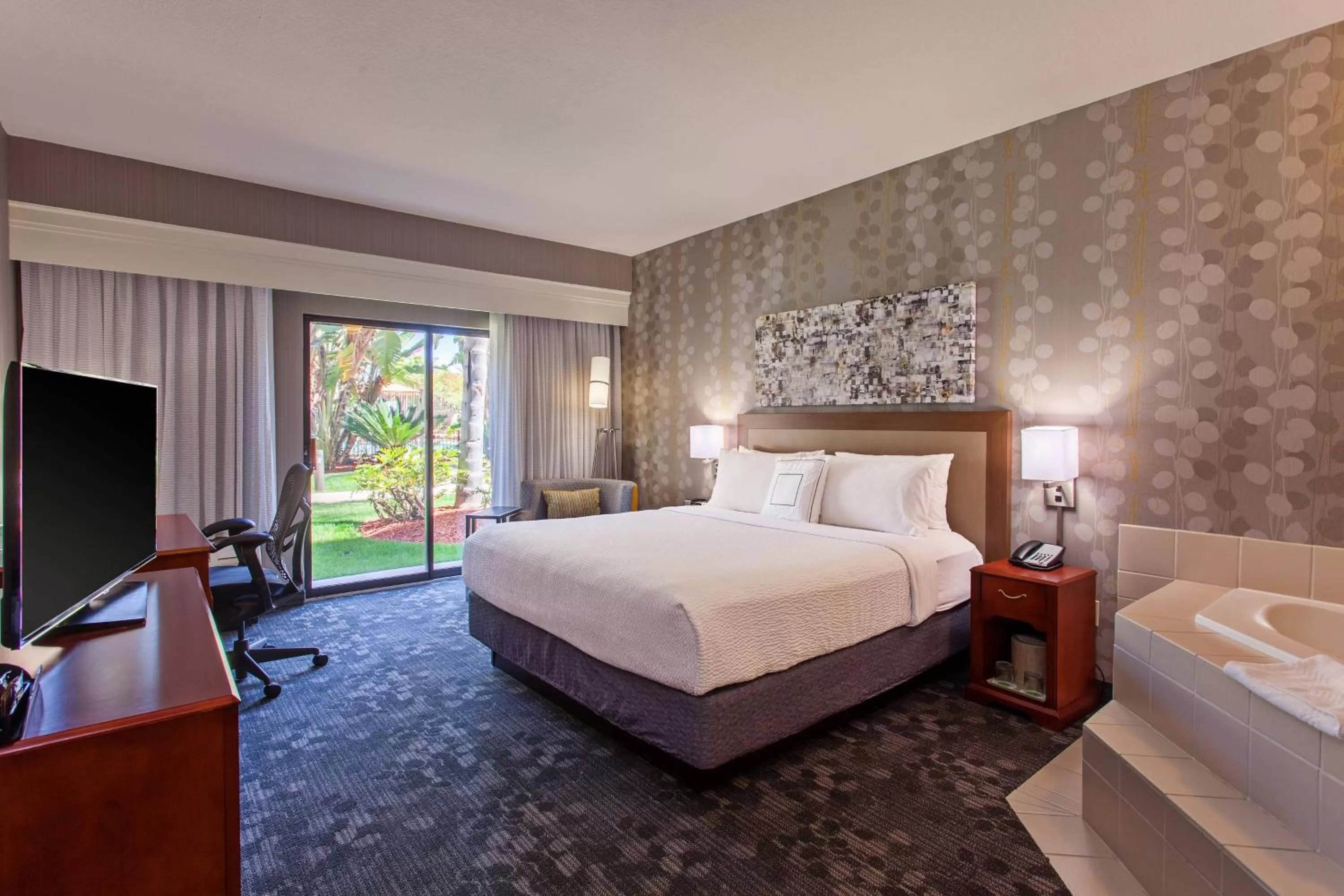 King Room with Whirlpool in Courtyard by Marriott San Diego Central