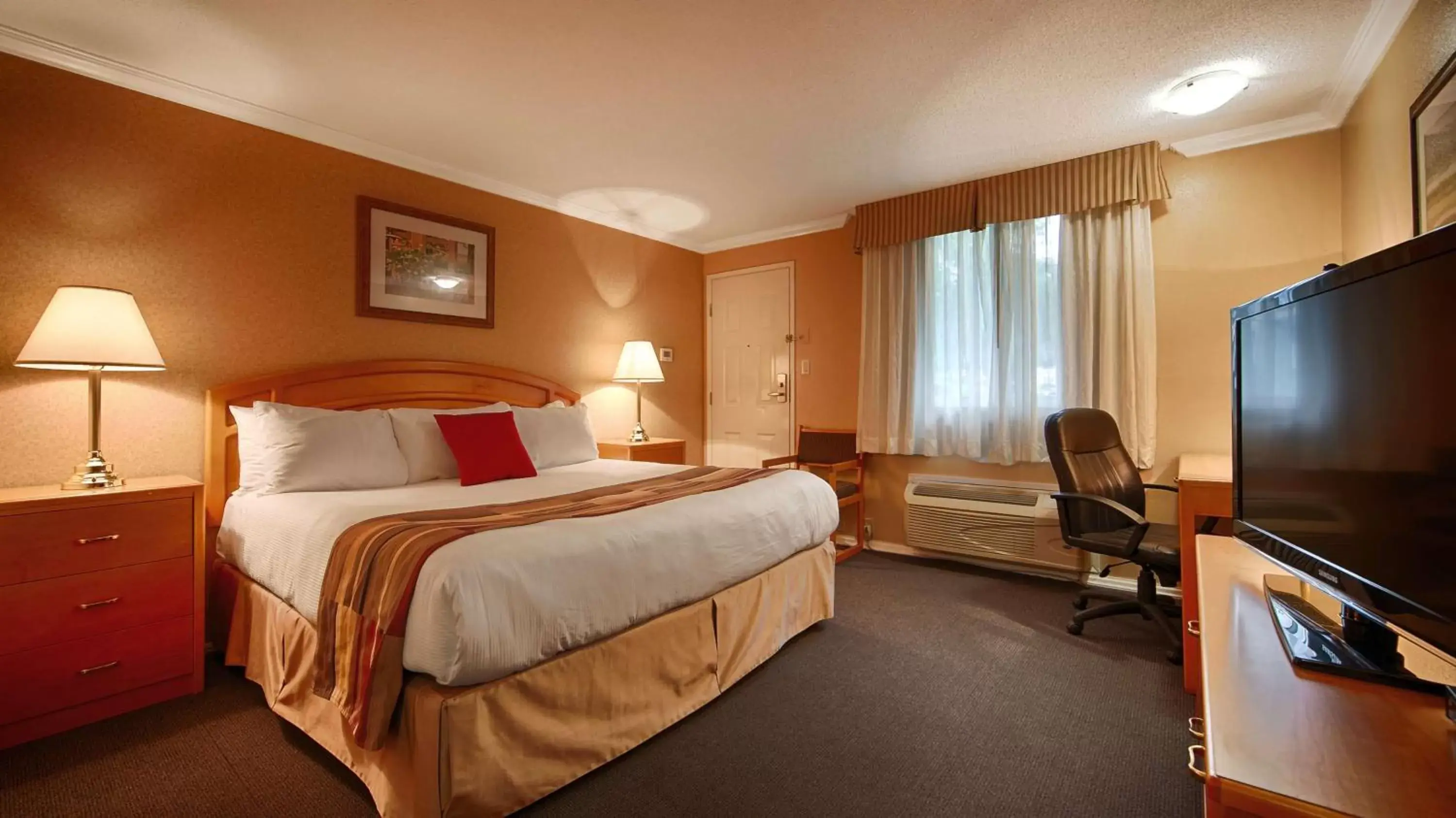 Photo of the whole room, Bed in Best Western Inn at Penticton