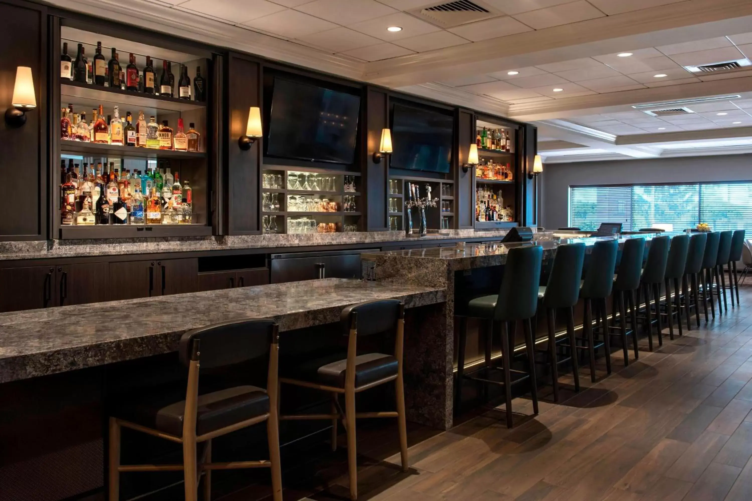 Kitchen or kitchenette, Lounge/Bar in Marriott Boston Quincy