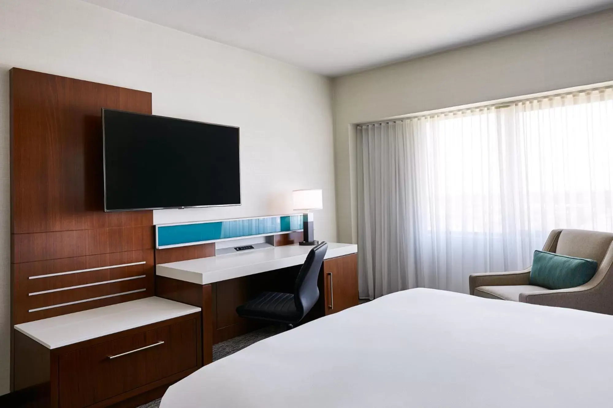 Bed, TV/Entertainment Center in Delta Hotels by Marriott Phoenix Mesa