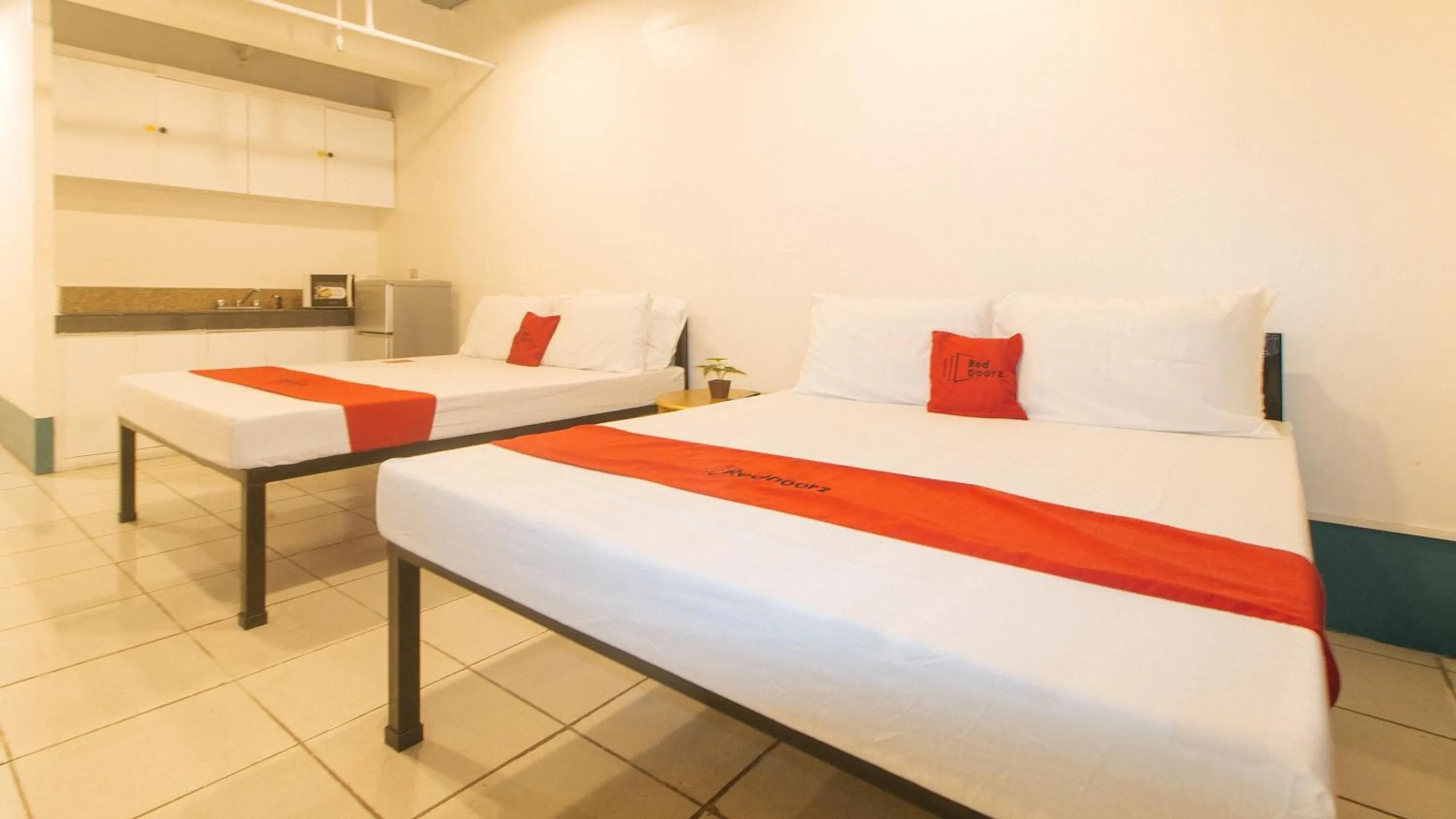 Photo of the whole room, Bed in RedDoorz at Crowne One Condo