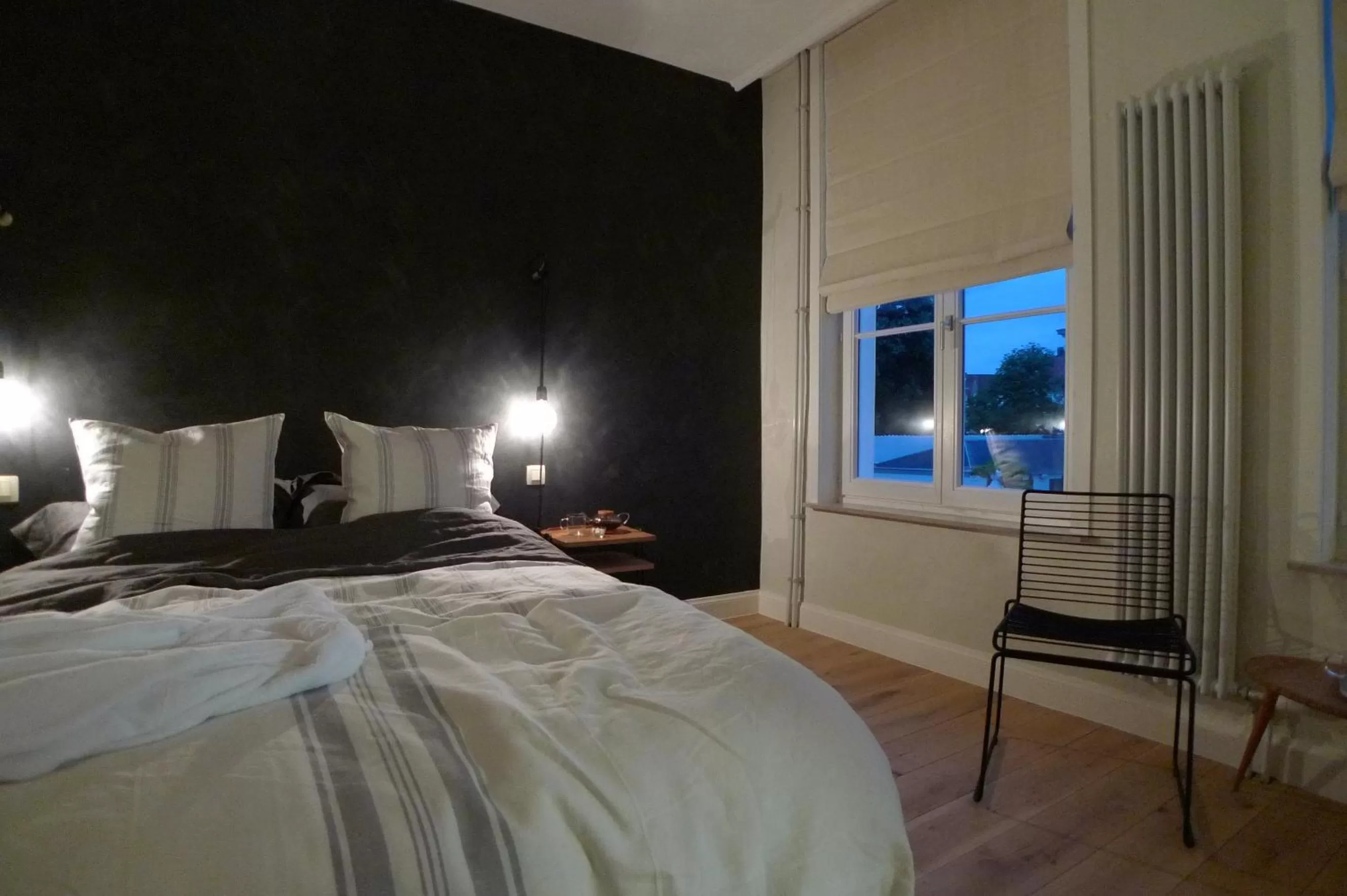 Photo of the whole room, Bed in The Doghouse B&B