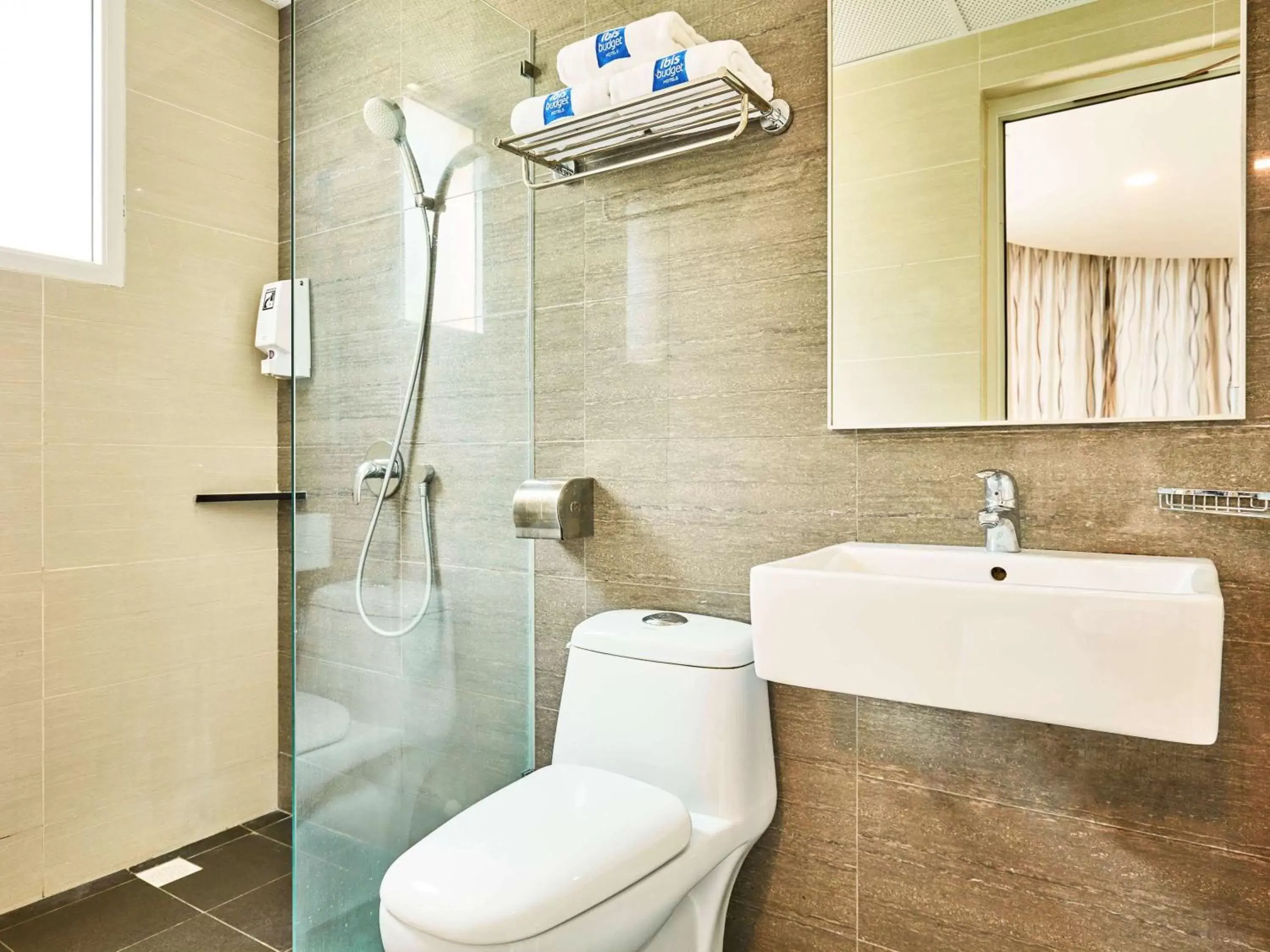 Bathroom in ibis budget Singapore Crystal