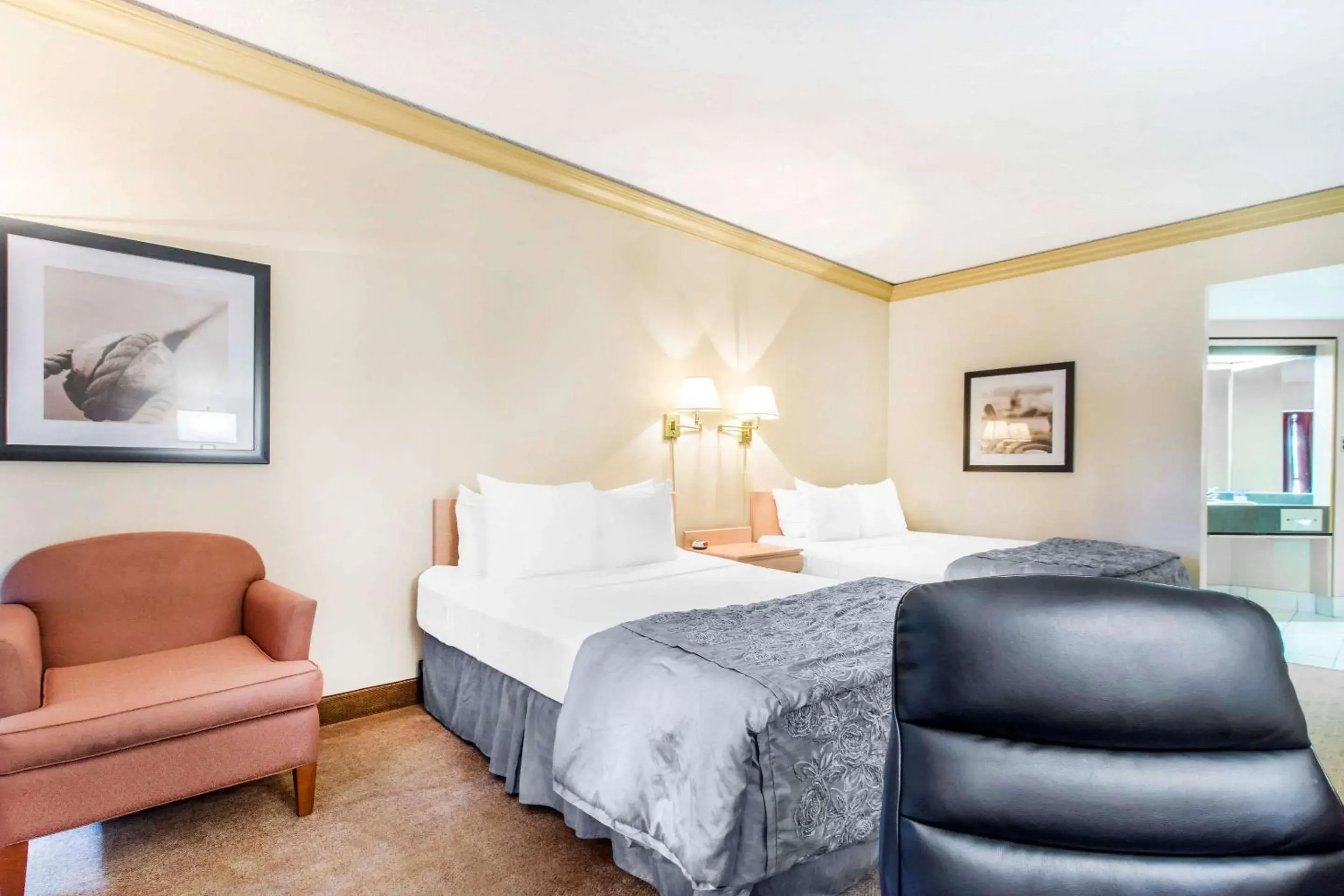 Photo of the whole room, Bed in Travelodge by Wyndham Trois-Rivieres