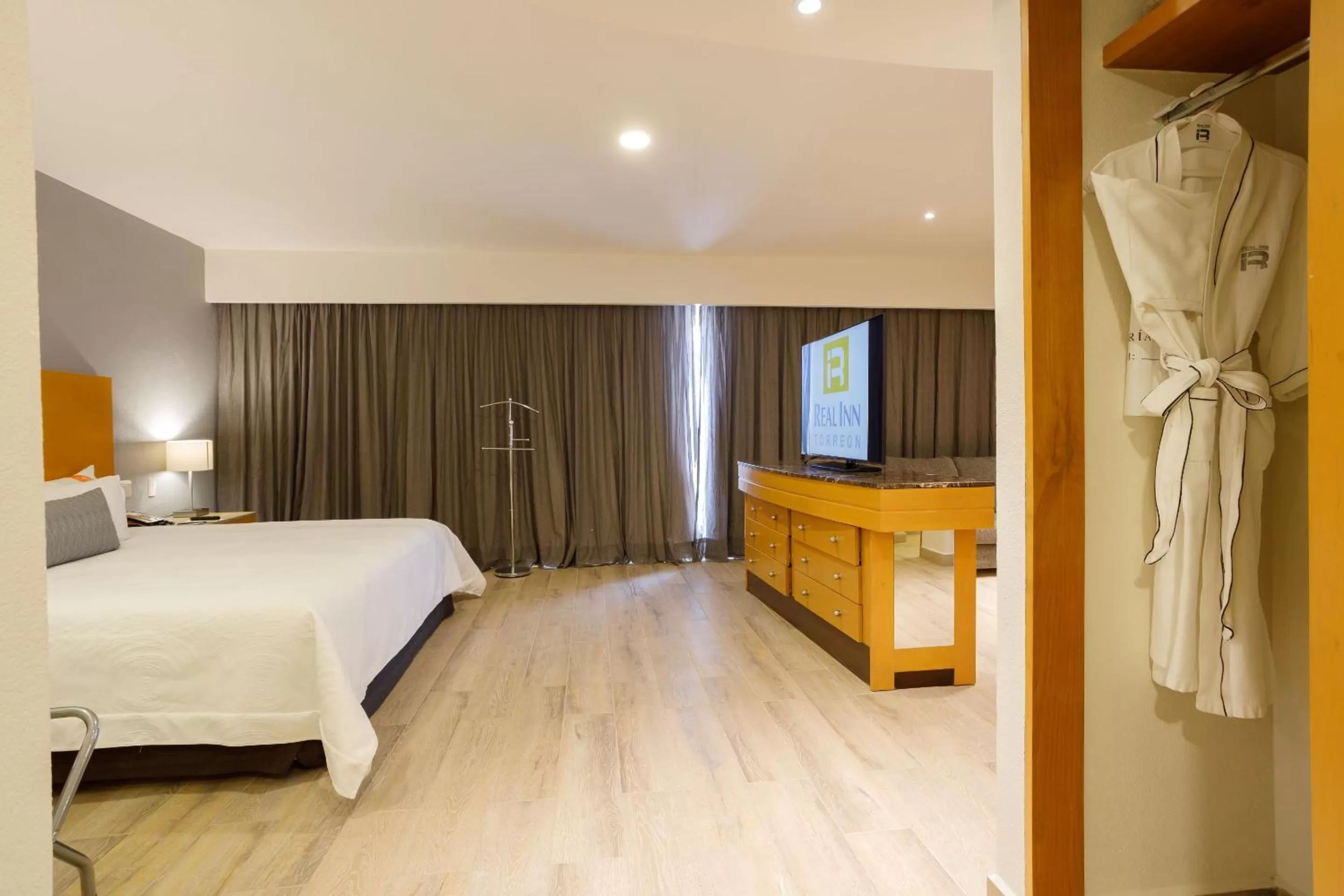 Photo of the whole room, Bed in Real Inn Torreon