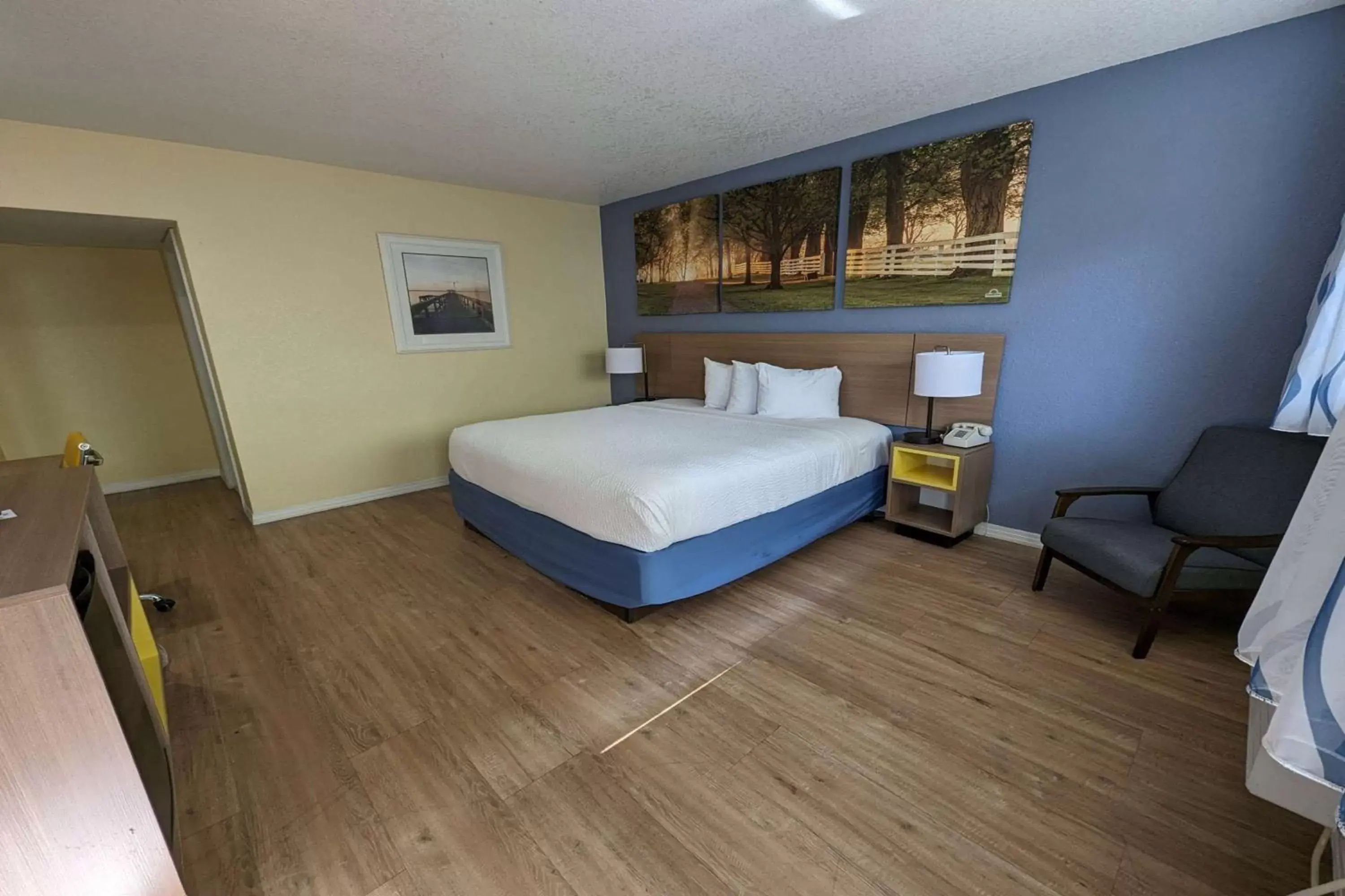 Photo of the whole room, Bed in Days Inn by Wyndham Gainesville University