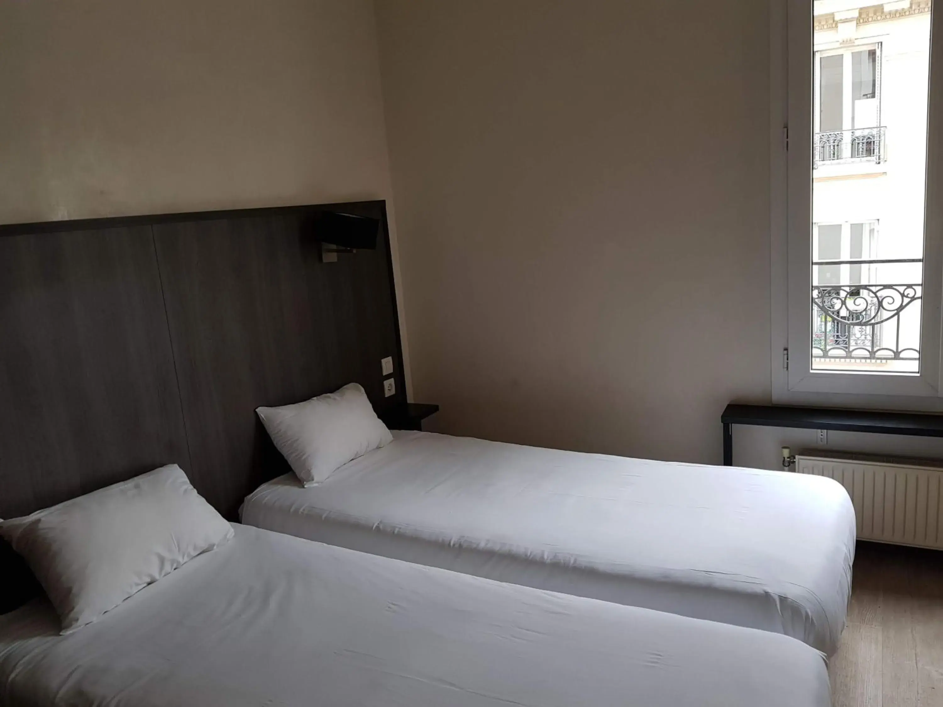 Bed in Hôtel D'Anjou