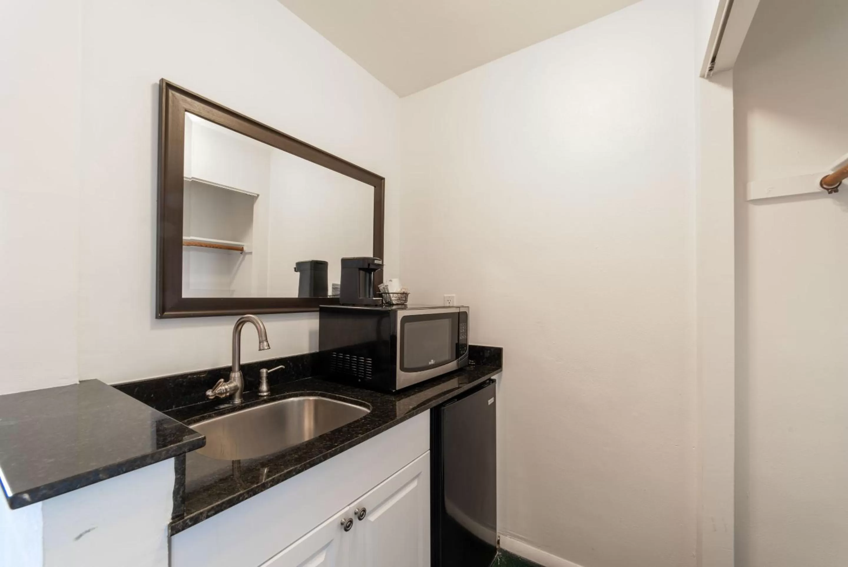 Kitchen or kitchenette in Captain's Table Hotel by Everglades Adventures