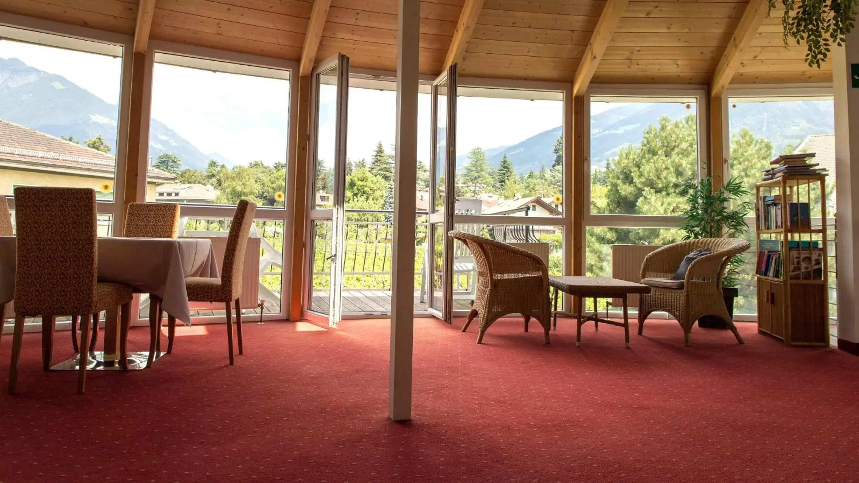 Communal lounge/ TV room in Hotel Villa Laurus