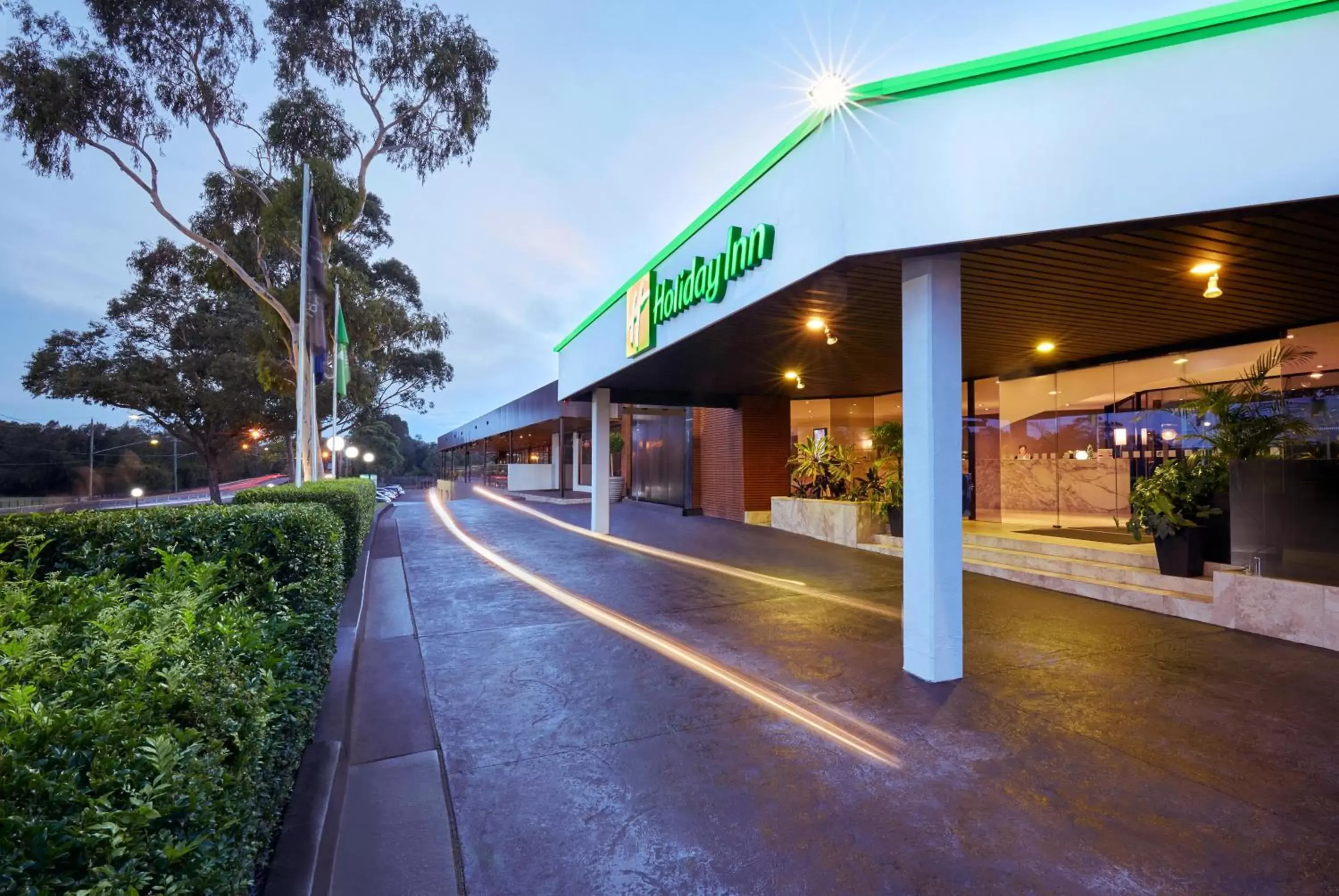 Property building in Holiday Inn Warwick Farm, an IHG Hotel