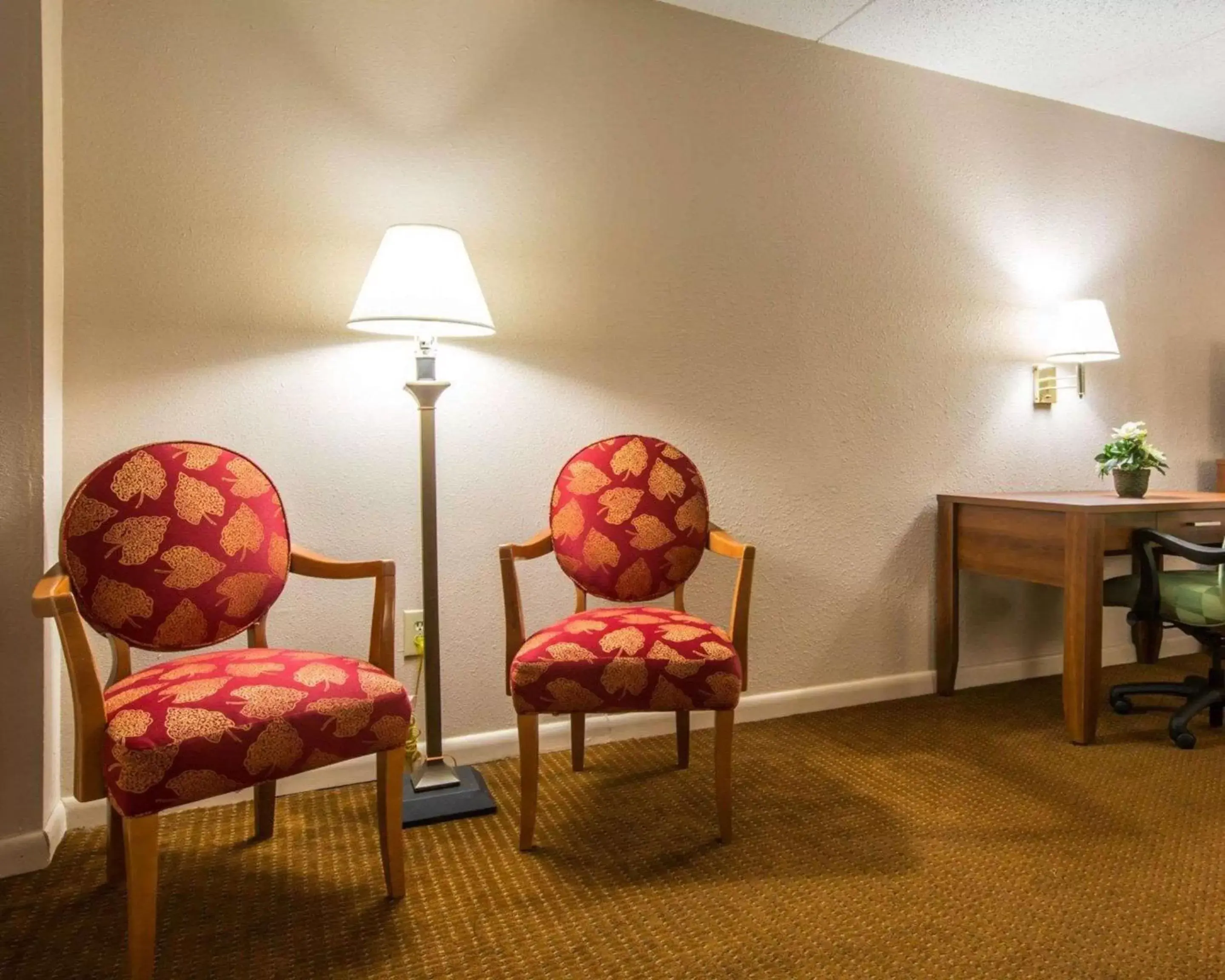Photo of the whole room, Seating Area in Econo Lodge Inn & Suites At Fort Moore