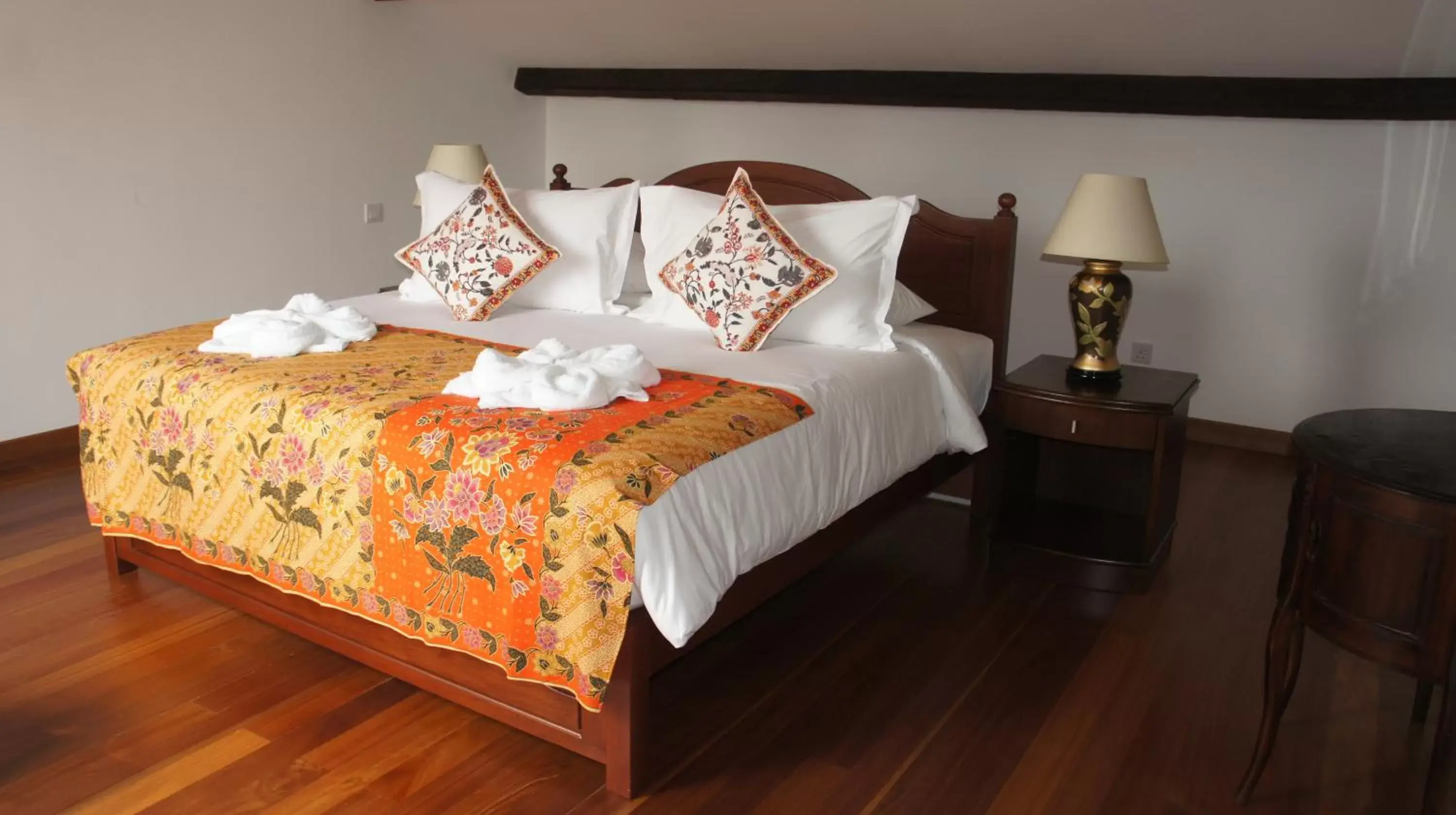 Bed in Heeren Straits Hotel