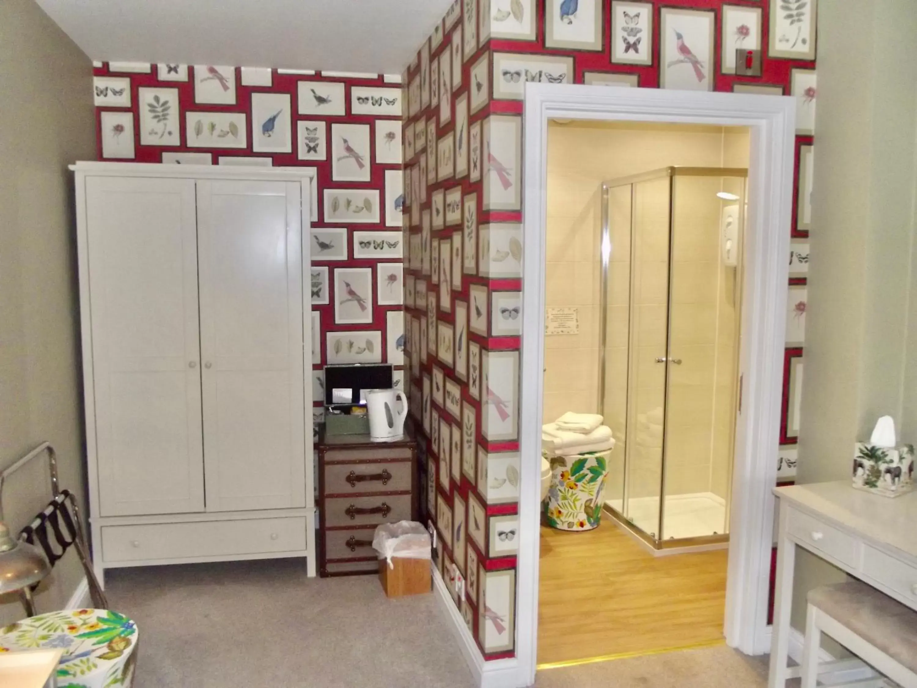 wardrobe, Bathroom in Darwin's Townhouse