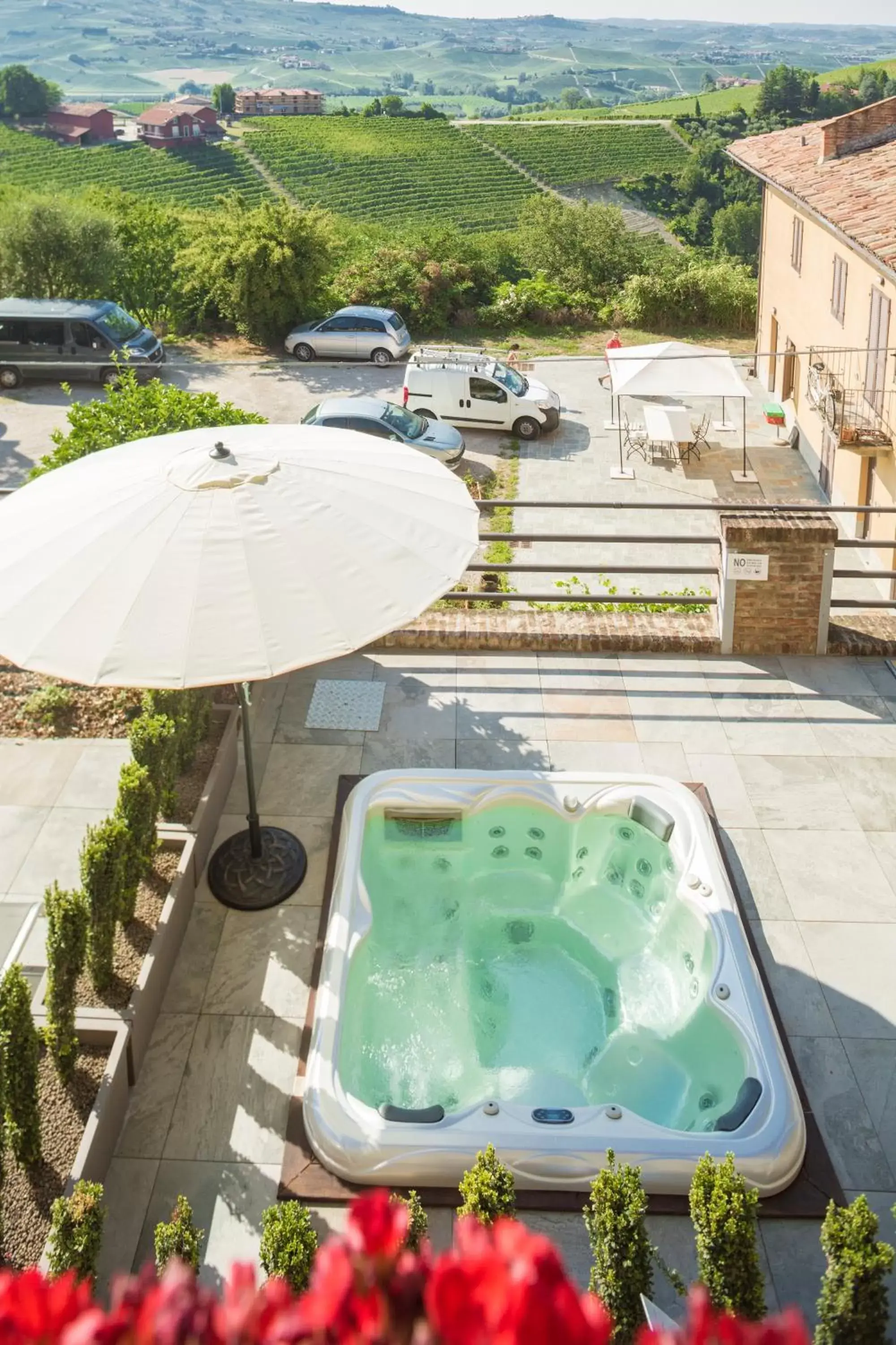 Hot Tub, Pool View in Le Torri - Castiglione Falletto