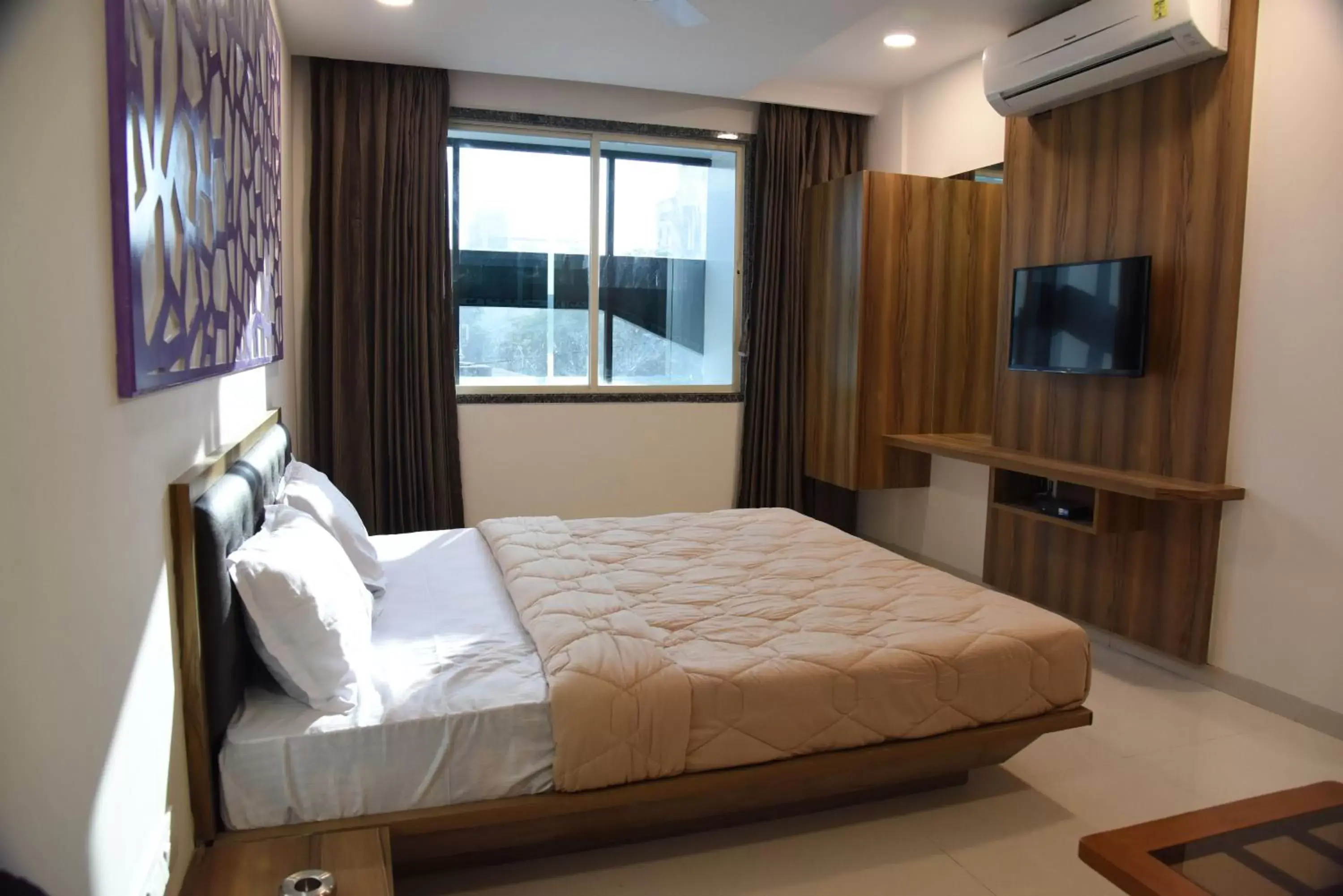 TV and multimedia, Bed in The Pacific Hotel TV and multimedia, Bed in The Pacific Hotel