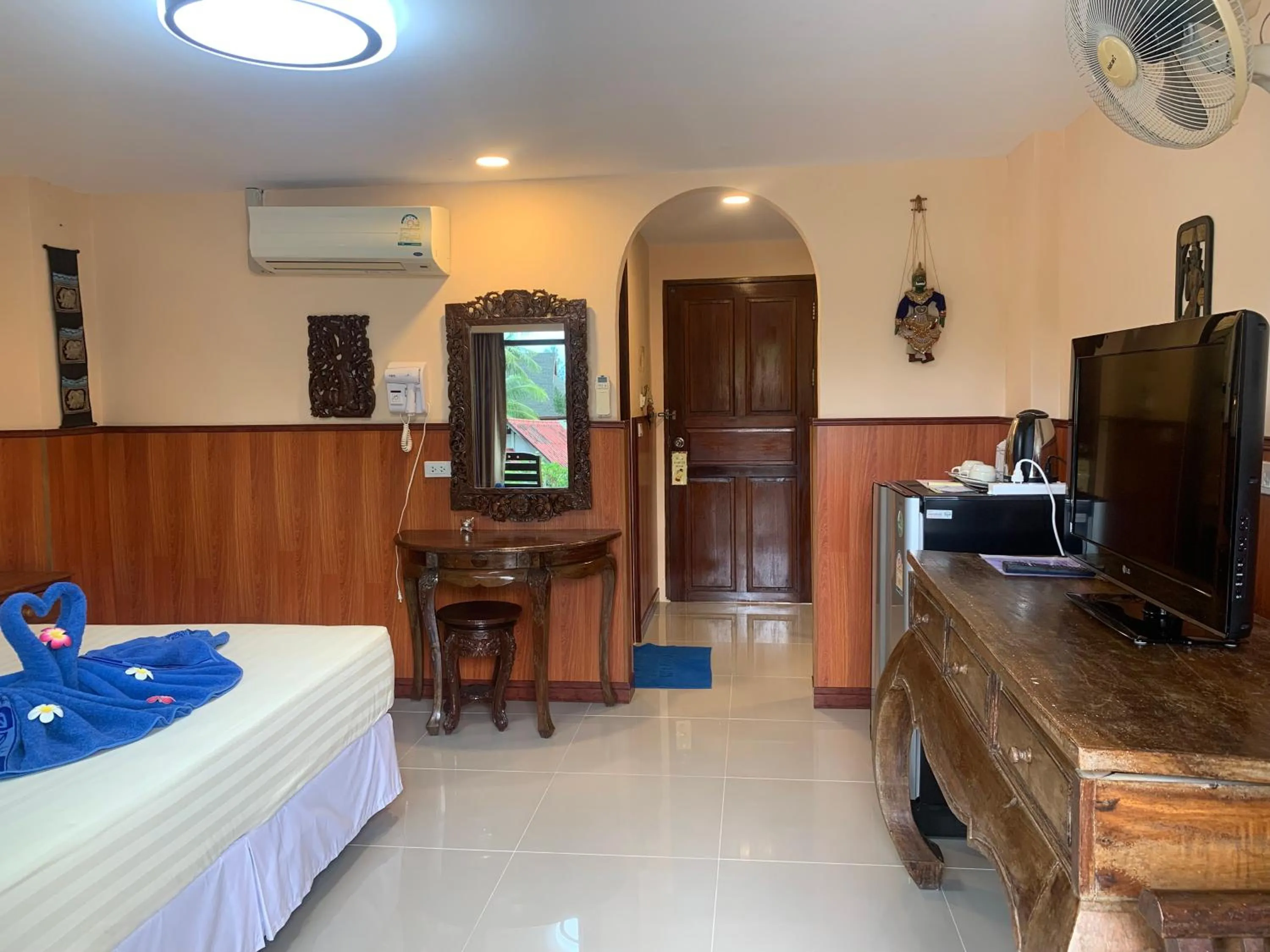 Photo of the whole room, Bed in Laguna Beach Club Resort