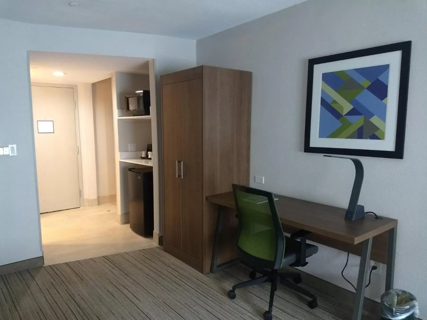 Photo of the whole room, Dining Area in Holiday Inn Express & Suites - Indianapolis Northwest, an IHG Hotel