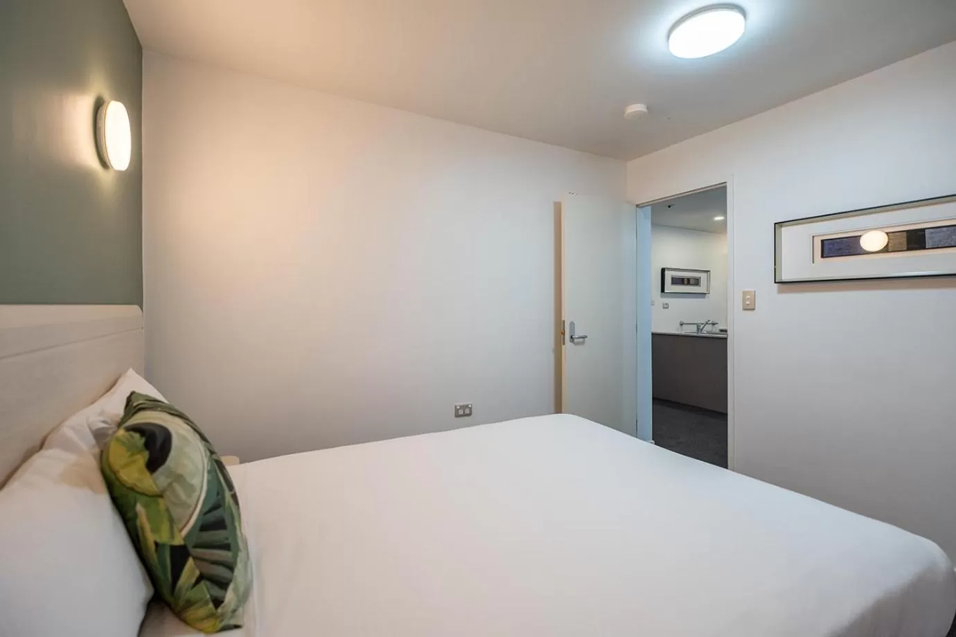 Bed in Mercure Wellington Central City Hotel and Apartments