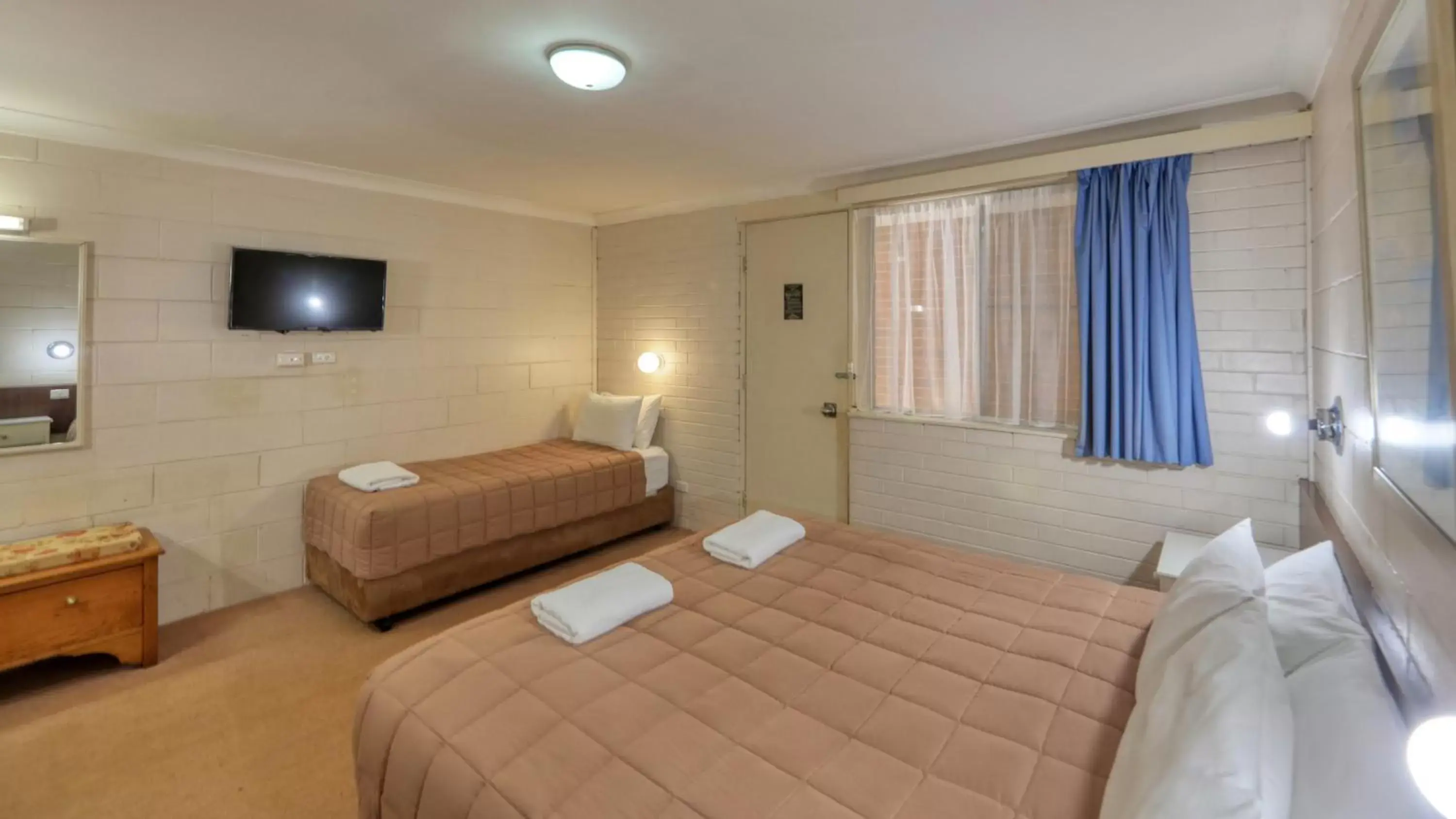 TV and multimedia, Bed in Matthew Flinders Motor Inn