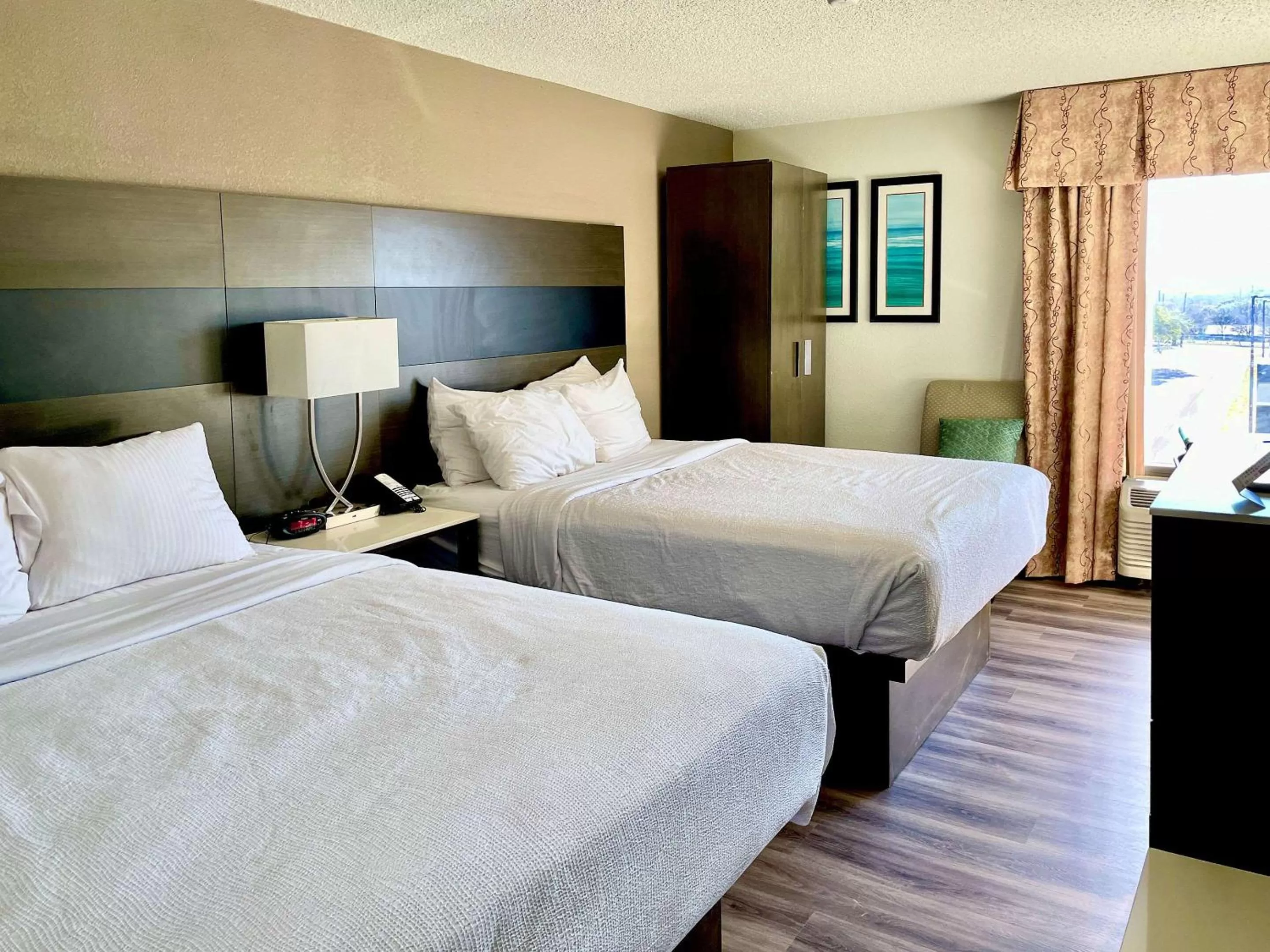 Photo of the whole room in Clarion Pointe near Medical Center