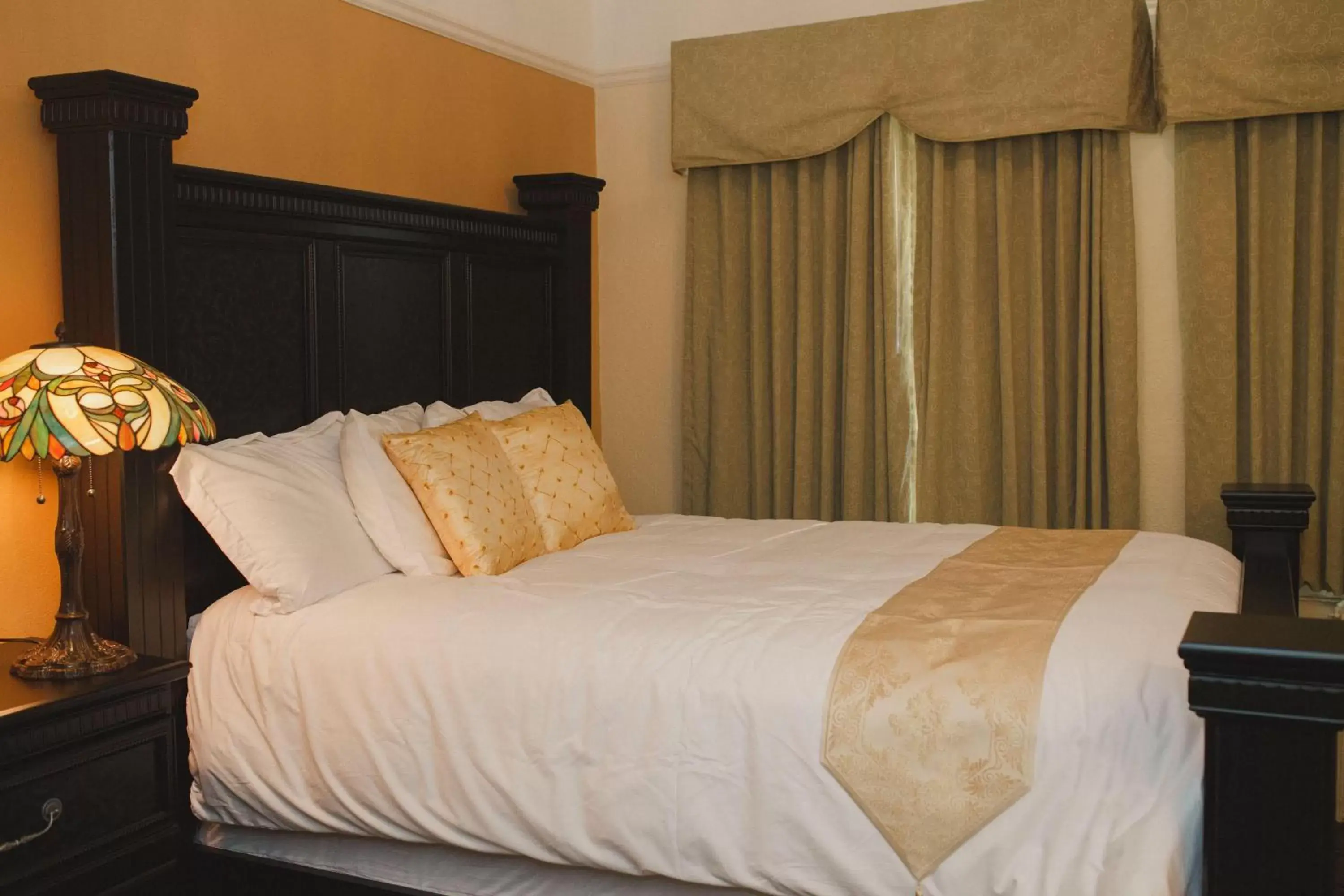 Photo of the whole room, Bed in Gilmore Hotel, Trademark Collection by Wyndham