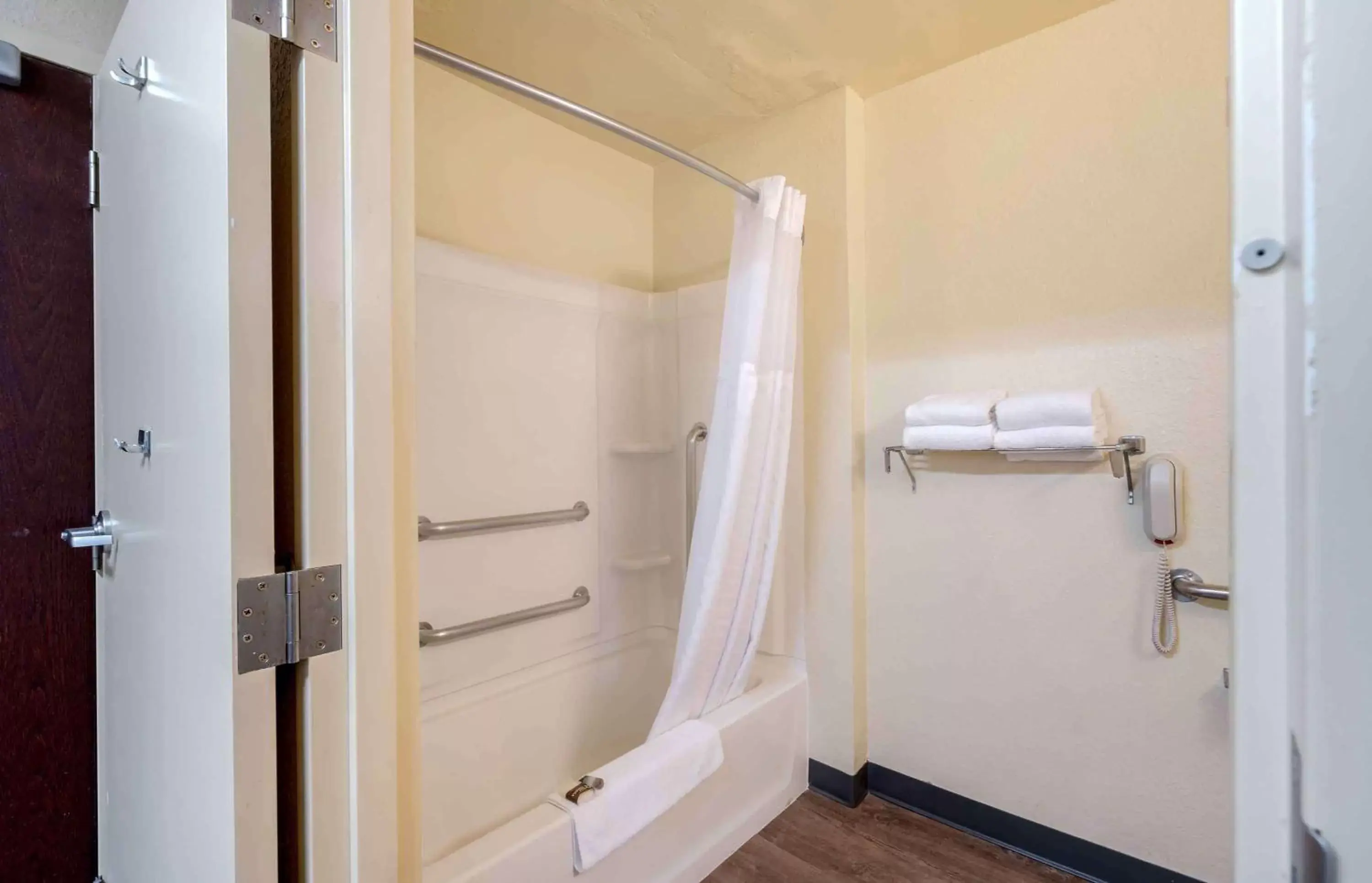 Bathroom in Extended Stay America - Orlando - Maitland - 1760 Pembrook Dr.
