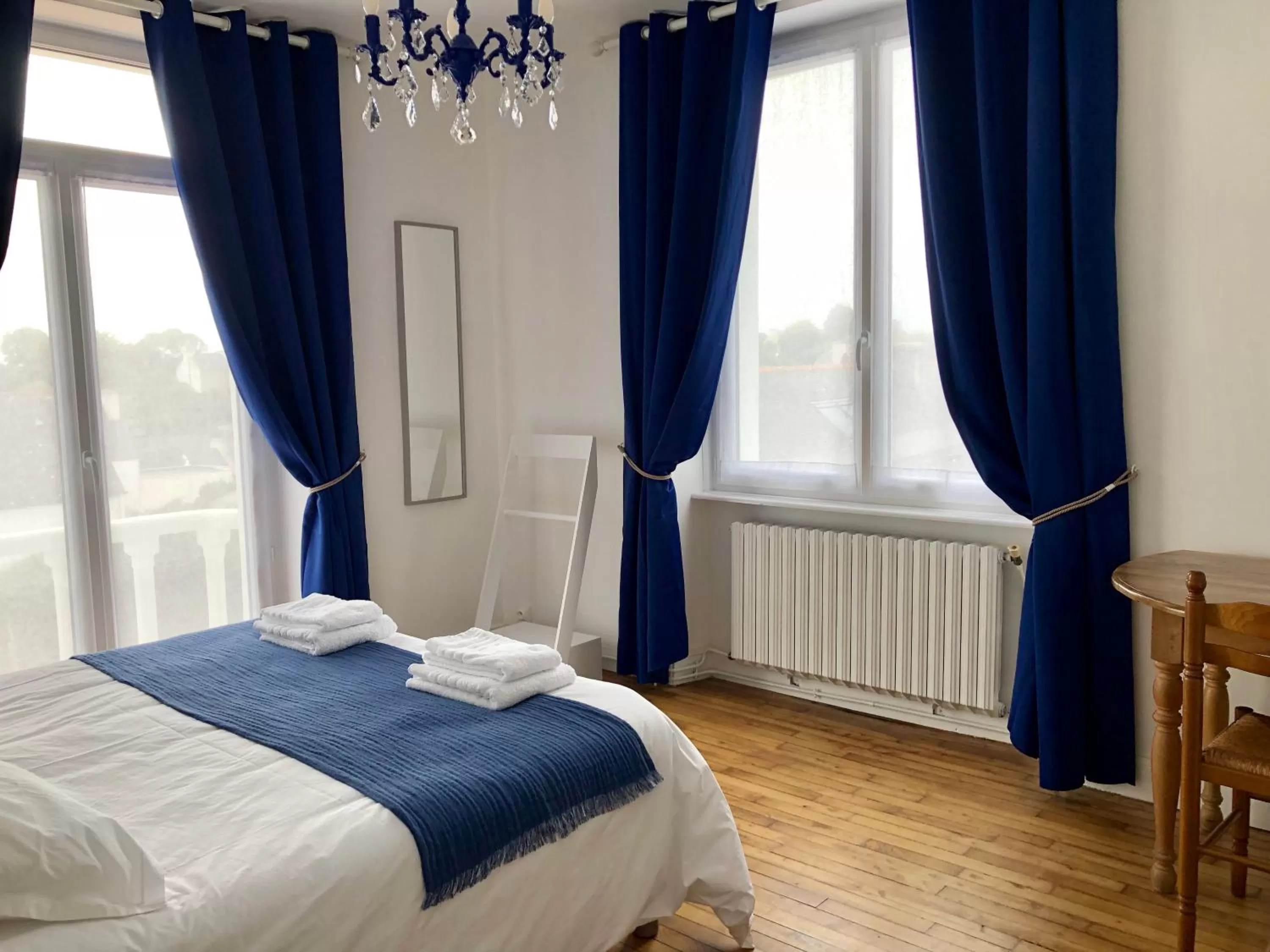 Photo of the whole room, Bed in Les hauts de Kersudal