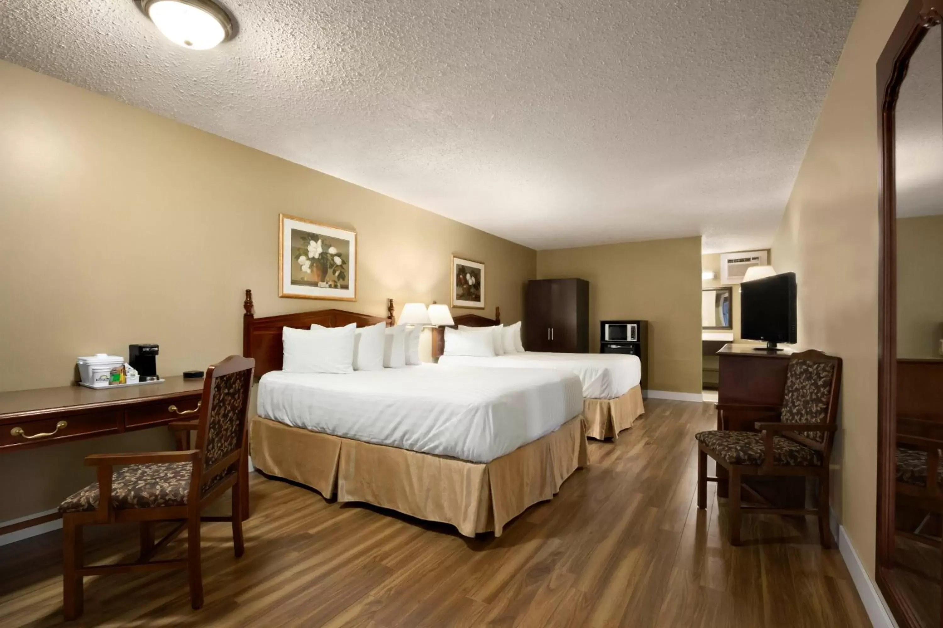 Photo of the whole room, Bed in Days Inn by Wyndham Vernon
