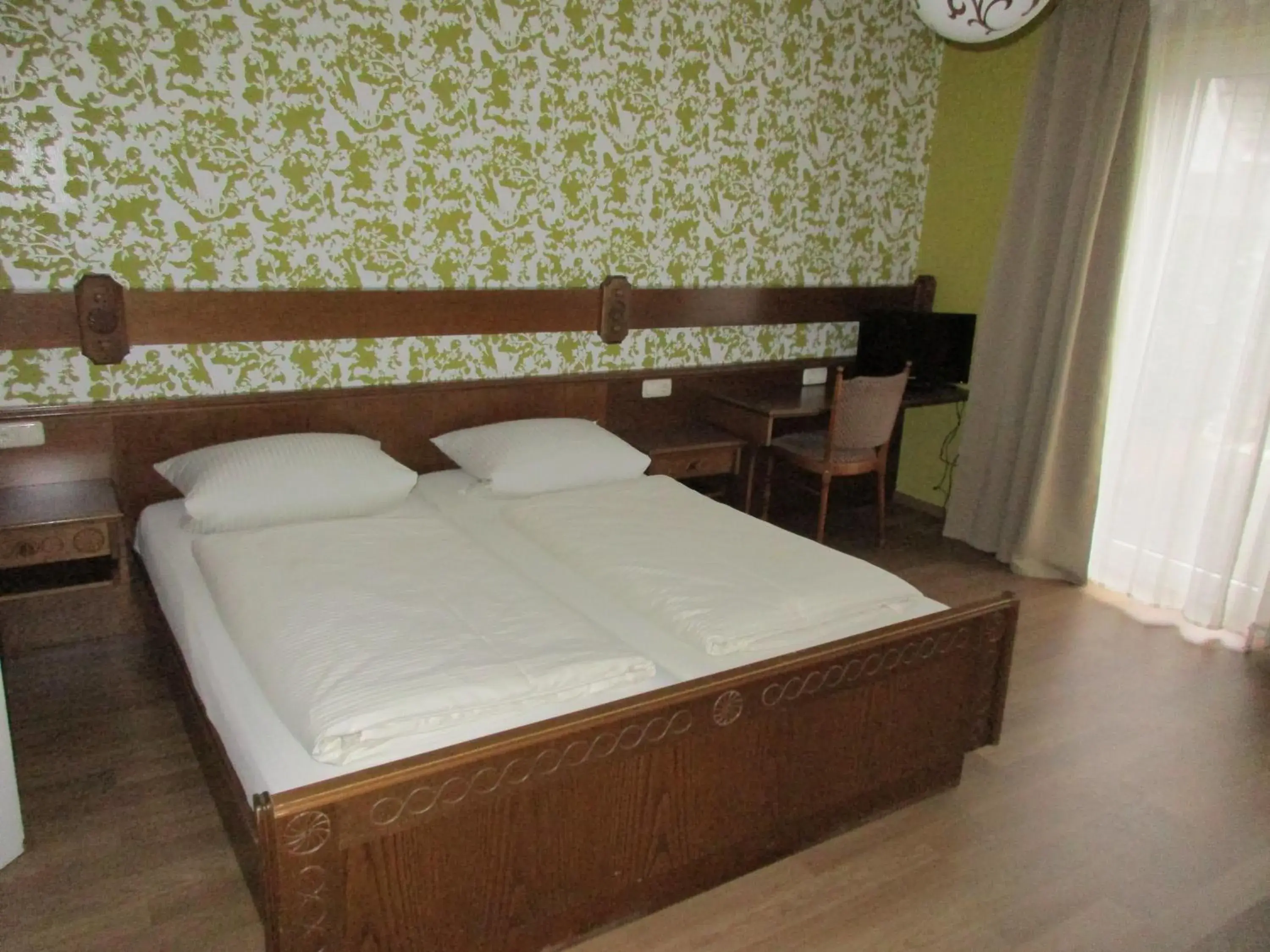 Bed in Hotel Grüner Jäger