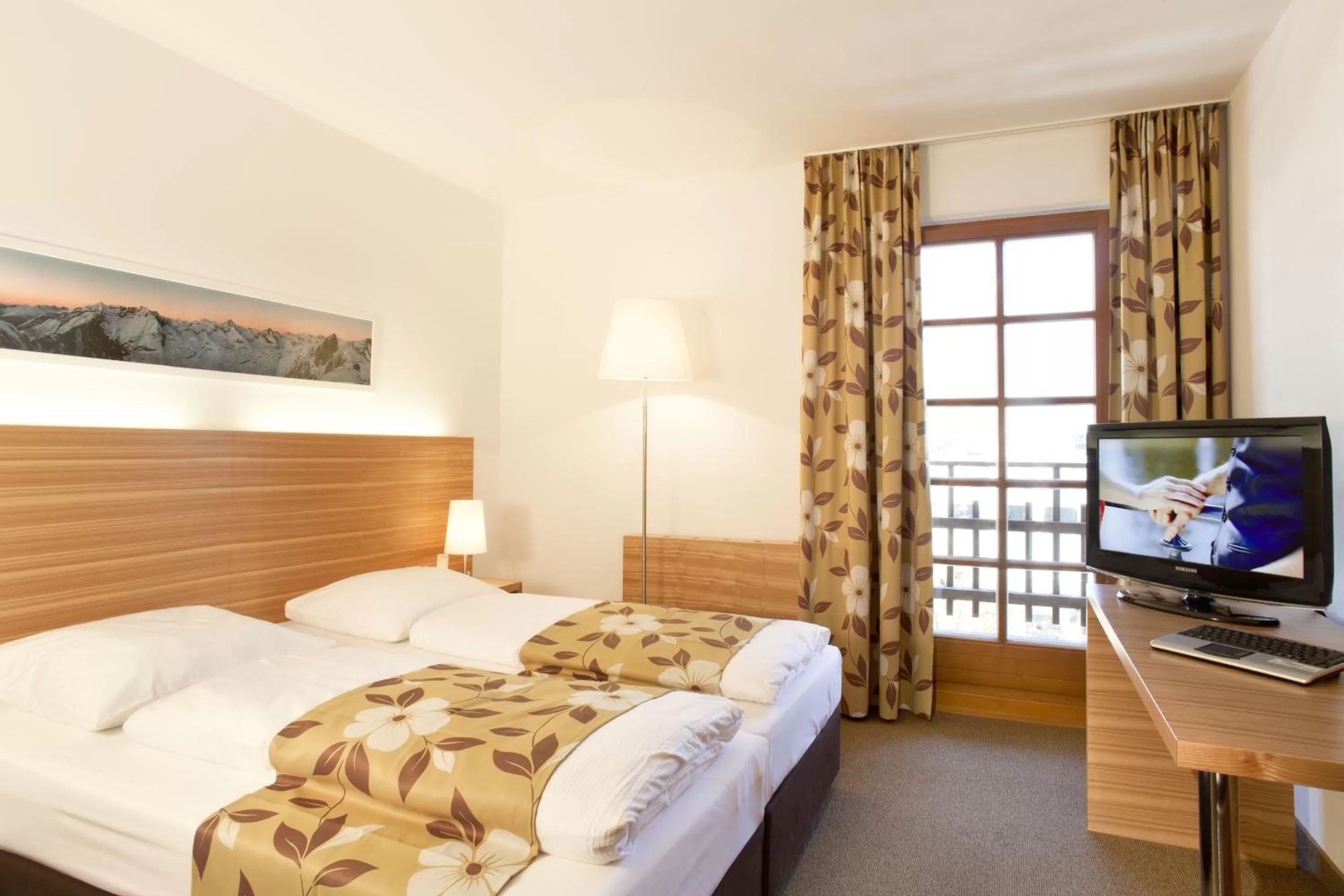 Bed in Alphotel Innsbruck