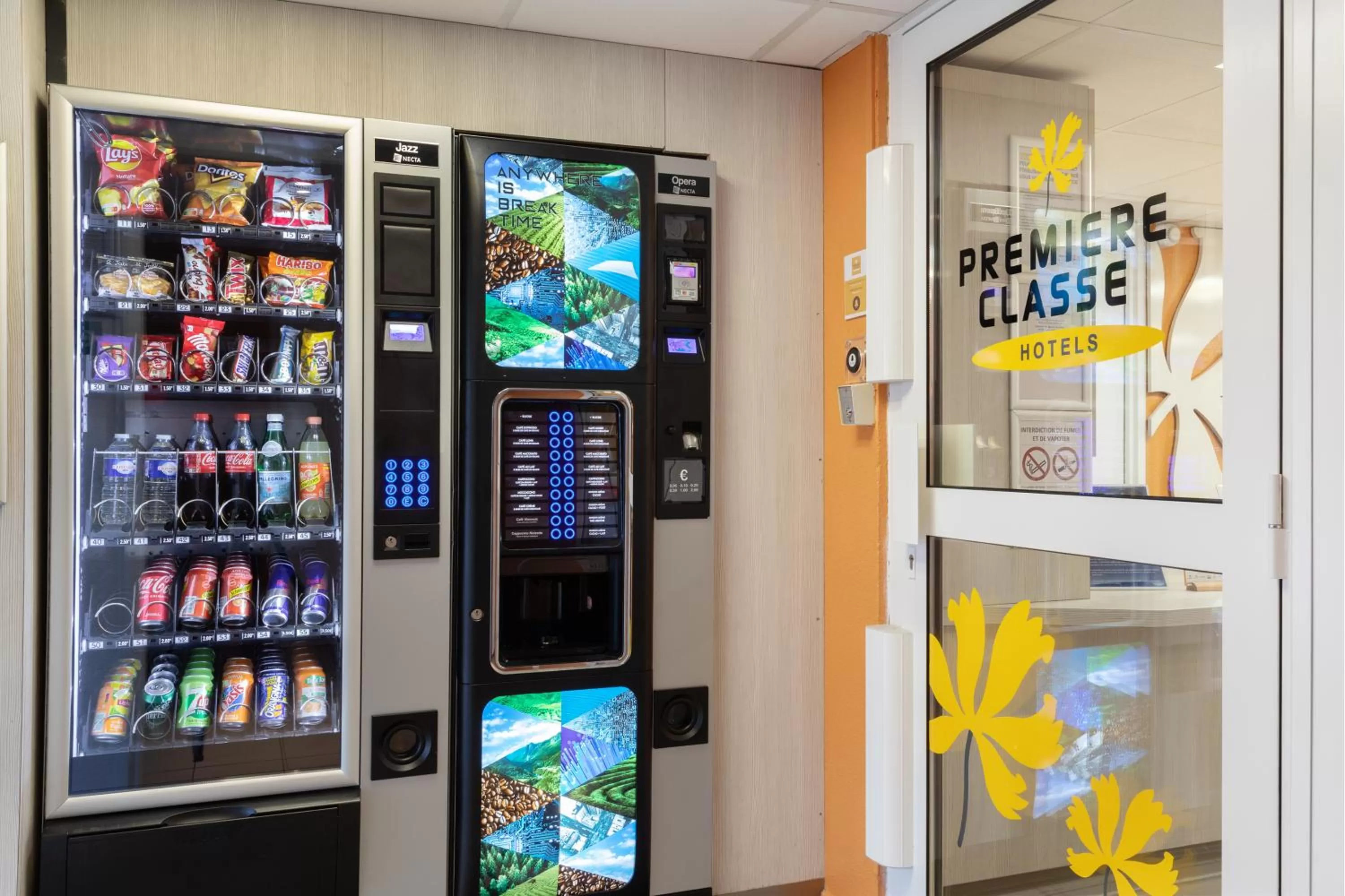 Supermarket/grocery shop in Hotel Fleury Merogis - Ex Premiere Classe Fleury Merogis