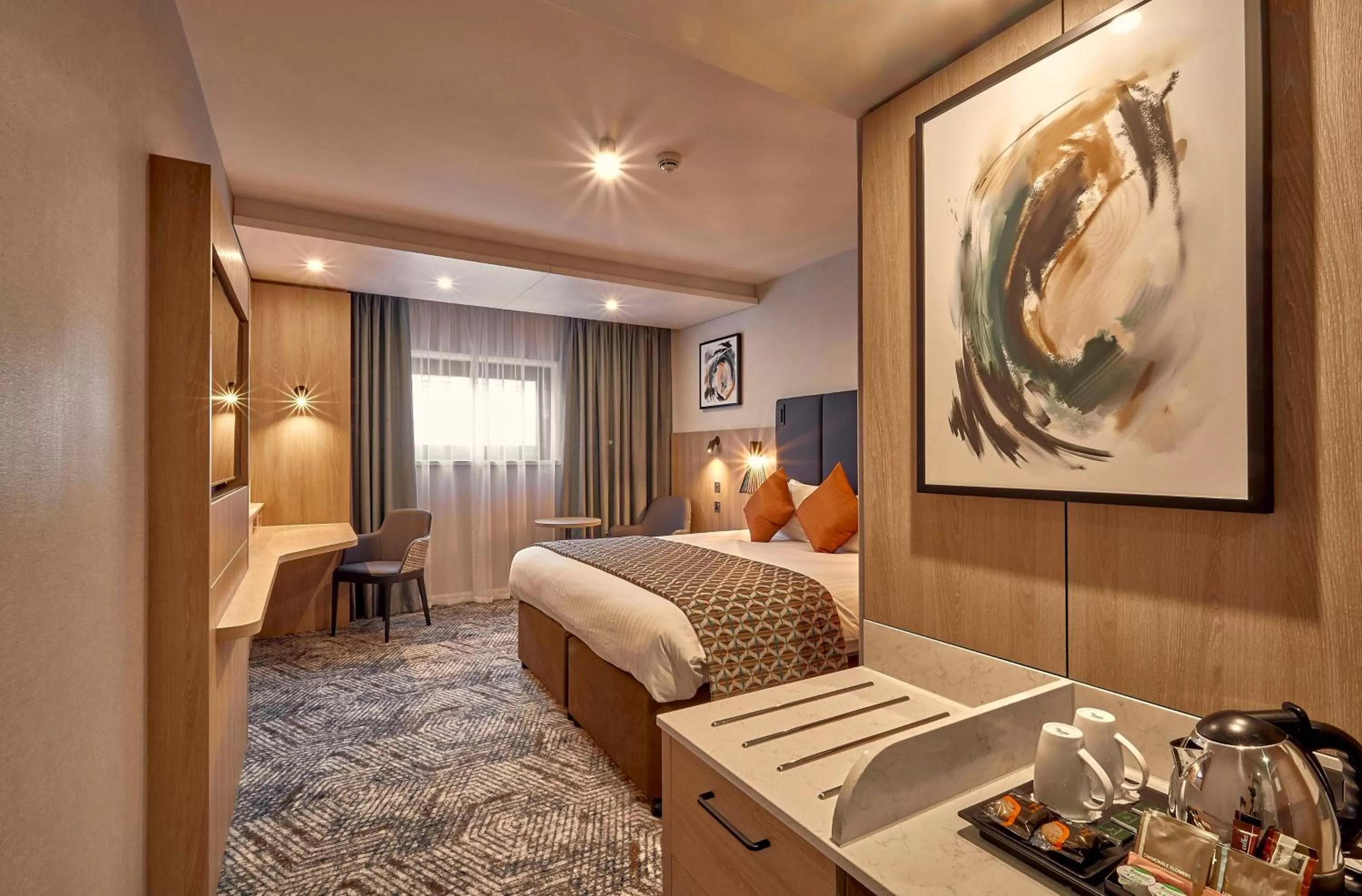 Photo of the whole room, Bed in Crowne Plaza Reading