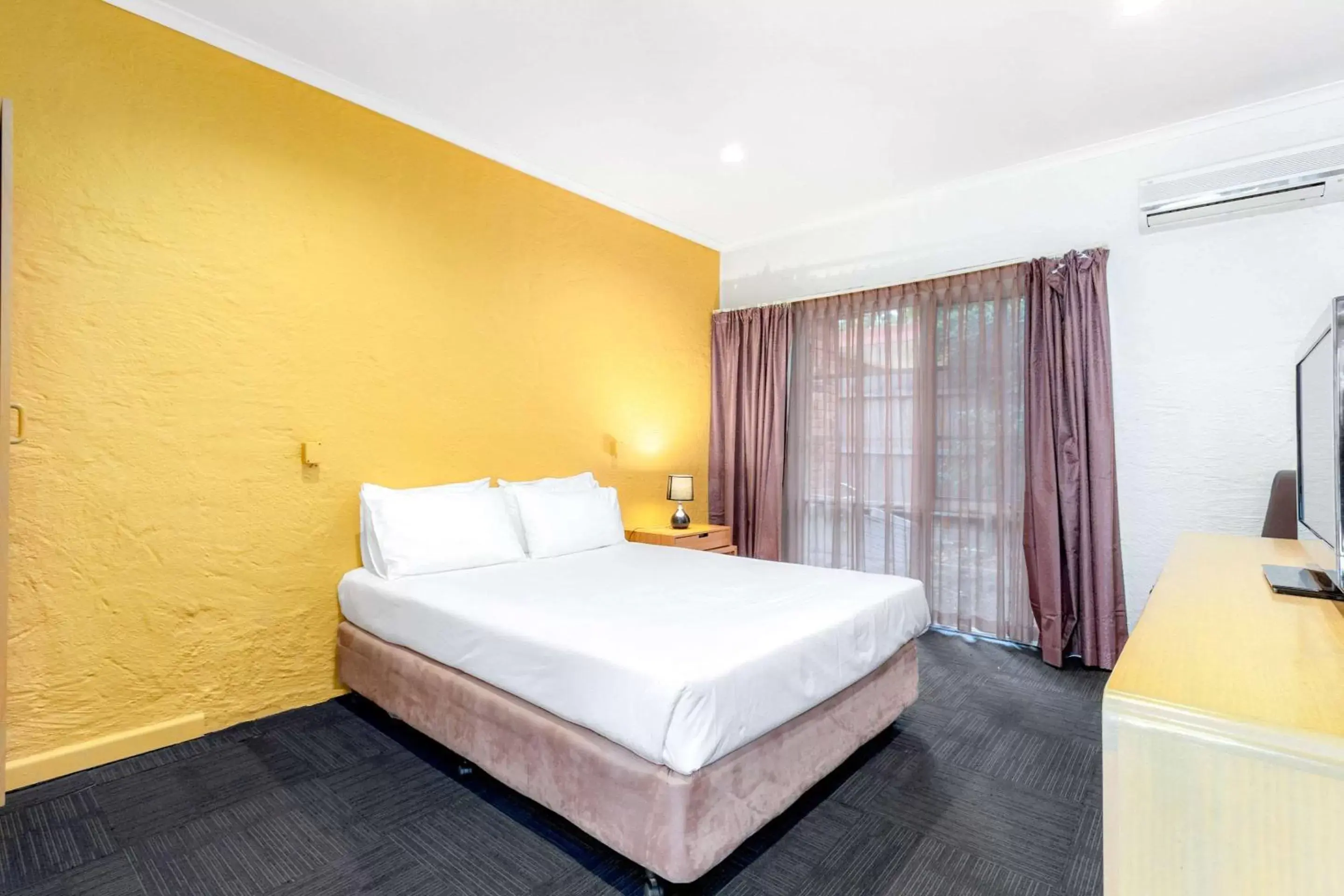 Photo of the whole room, Bed in Comfort Inn Greensborough