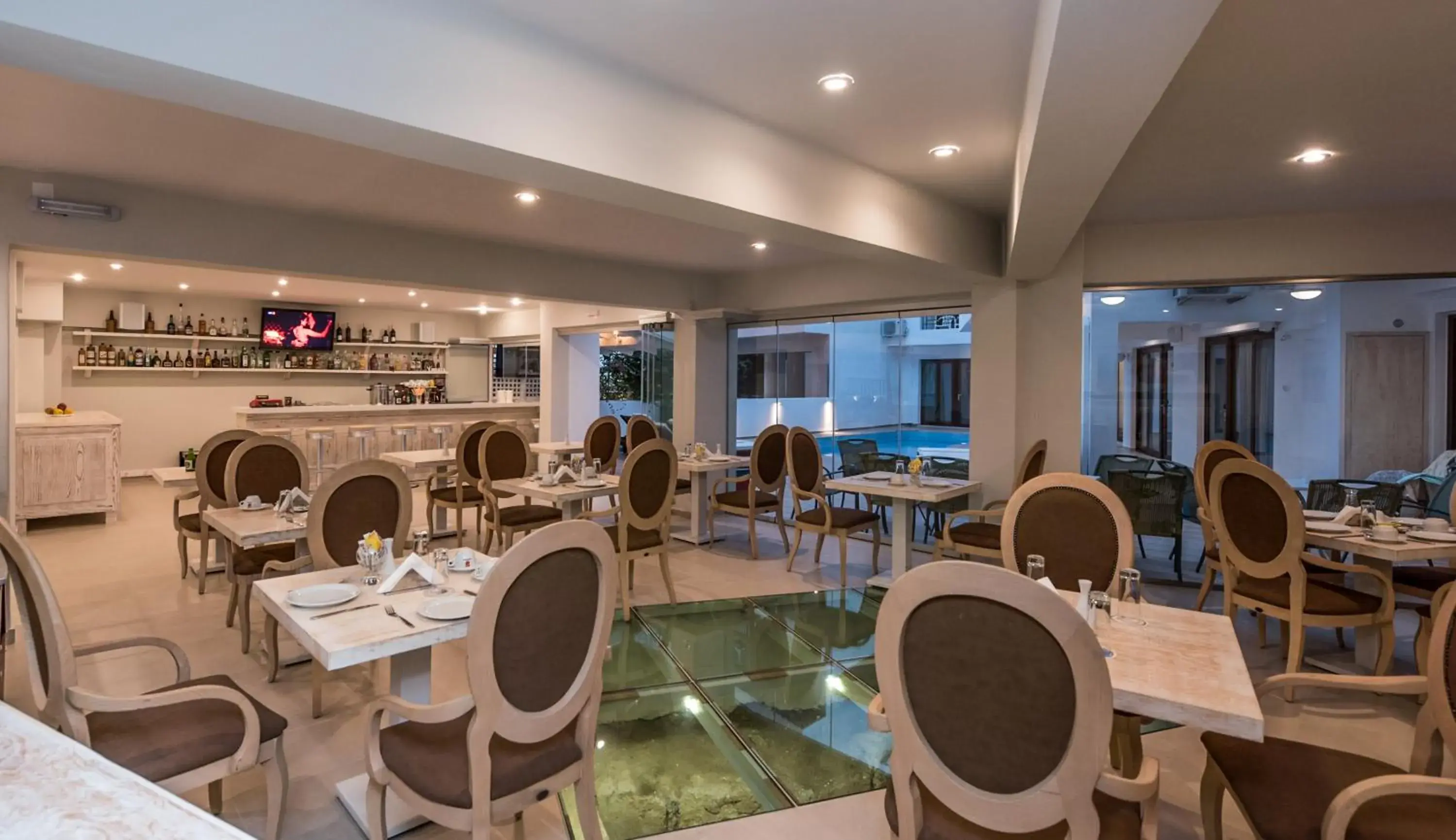 Lounge or bar, Restaurant/Places to Eat in Artemis Hotel Apartments